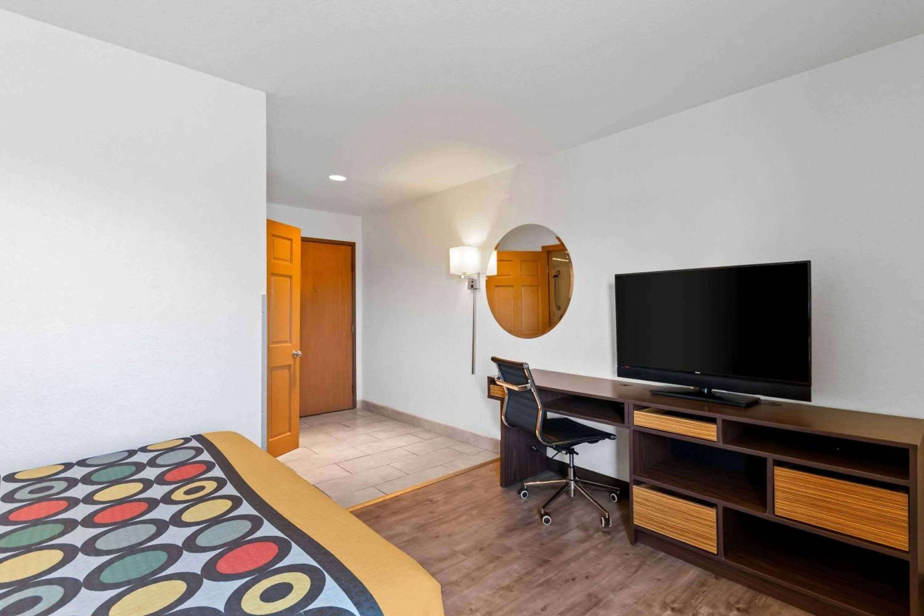 Photo of the whole room, Bed in Super 8 by Wyndham Elizabethtown