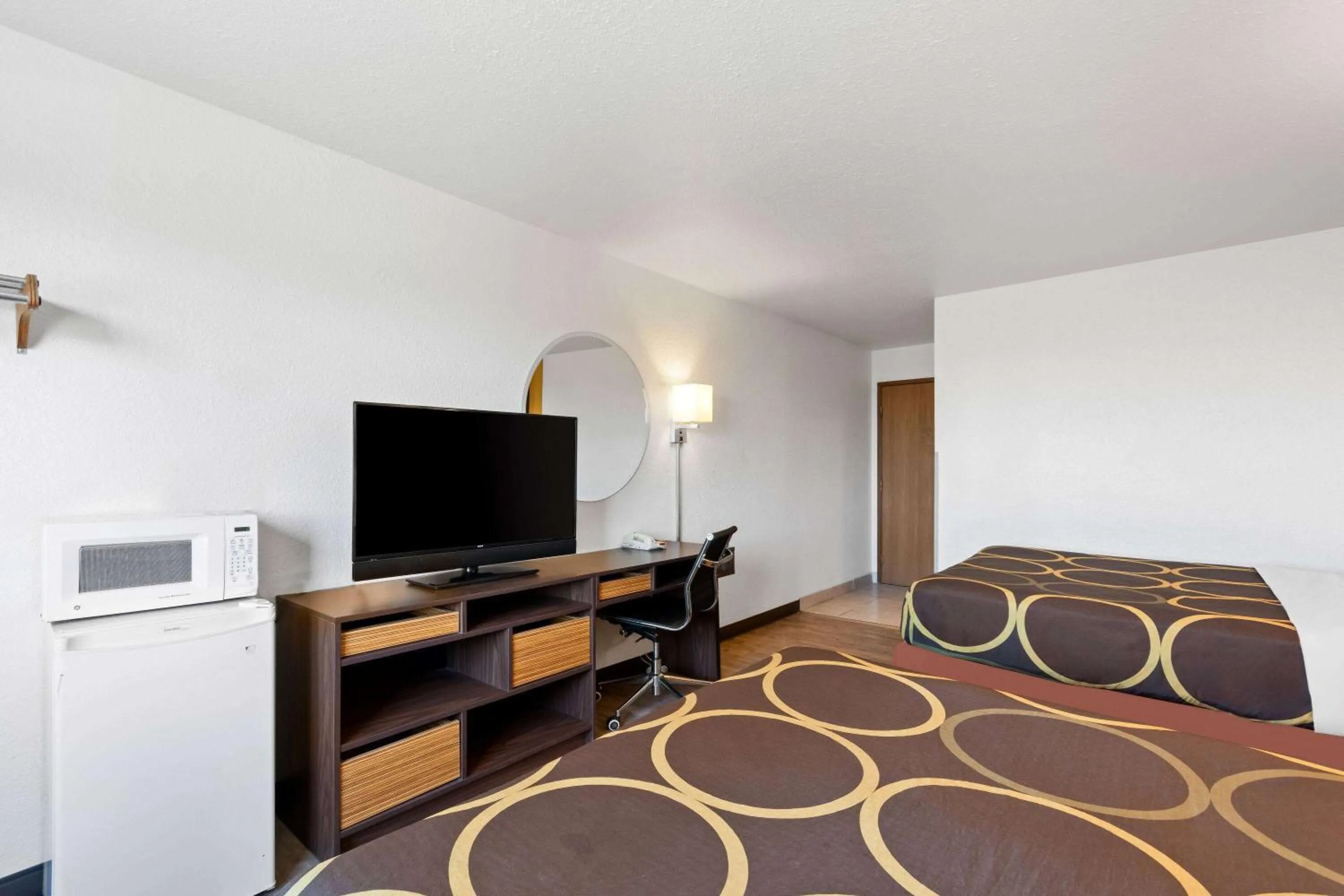 Photo of the whole room, Bed in Super 8 by Wyndham Elizabethtown