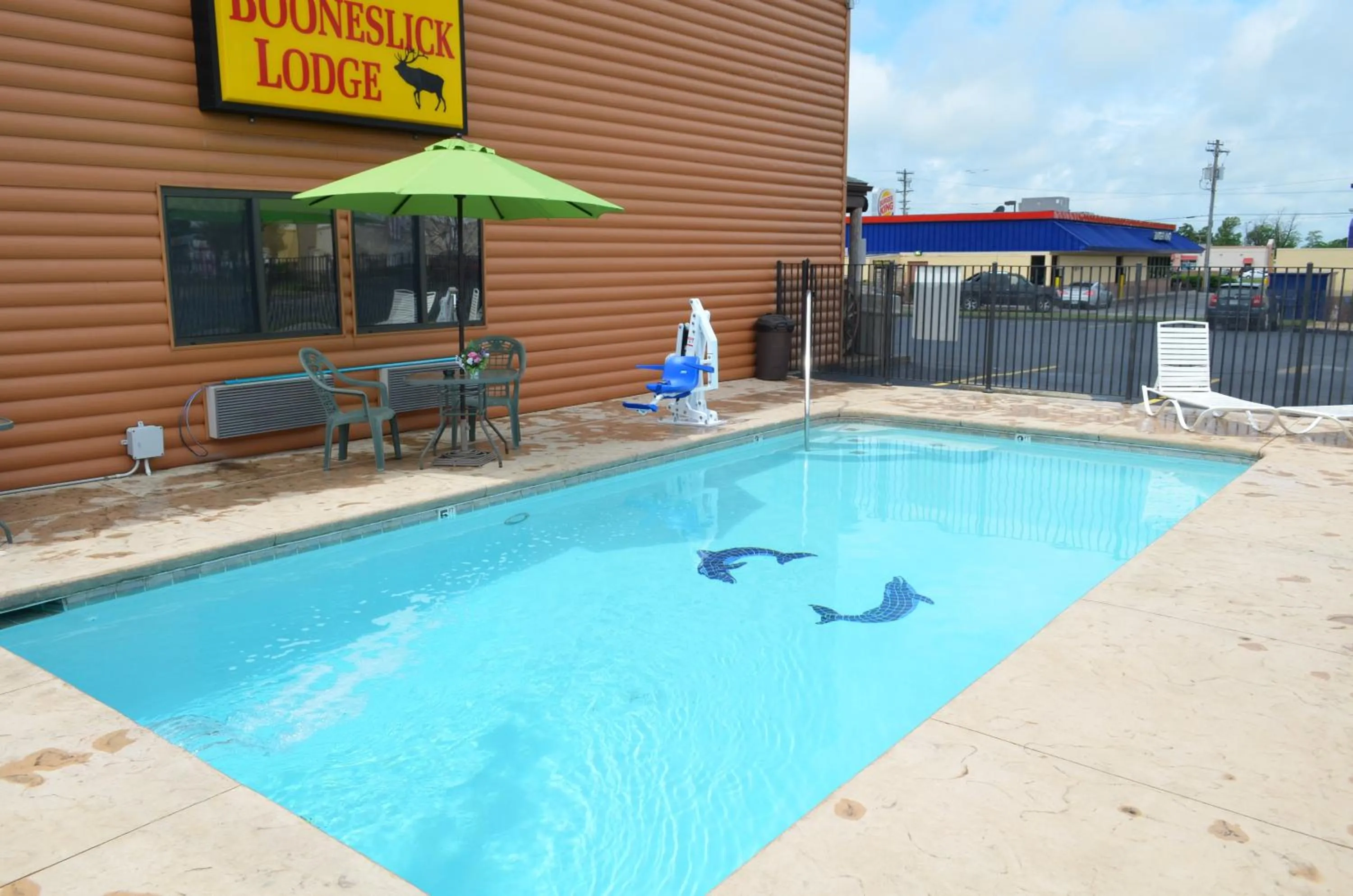 Swimming pool in Booneslick Lodge - Neosho