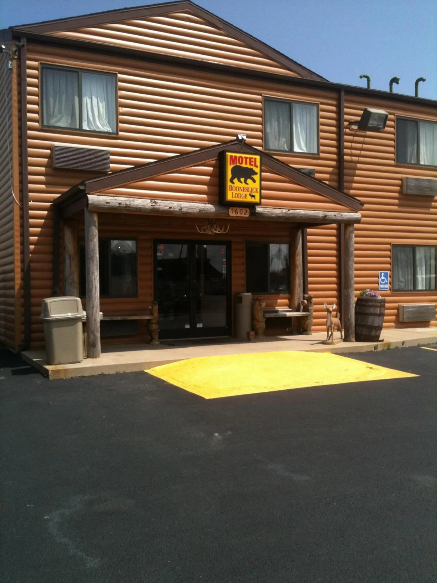 Property building in Booneslick Lodge - Neosho