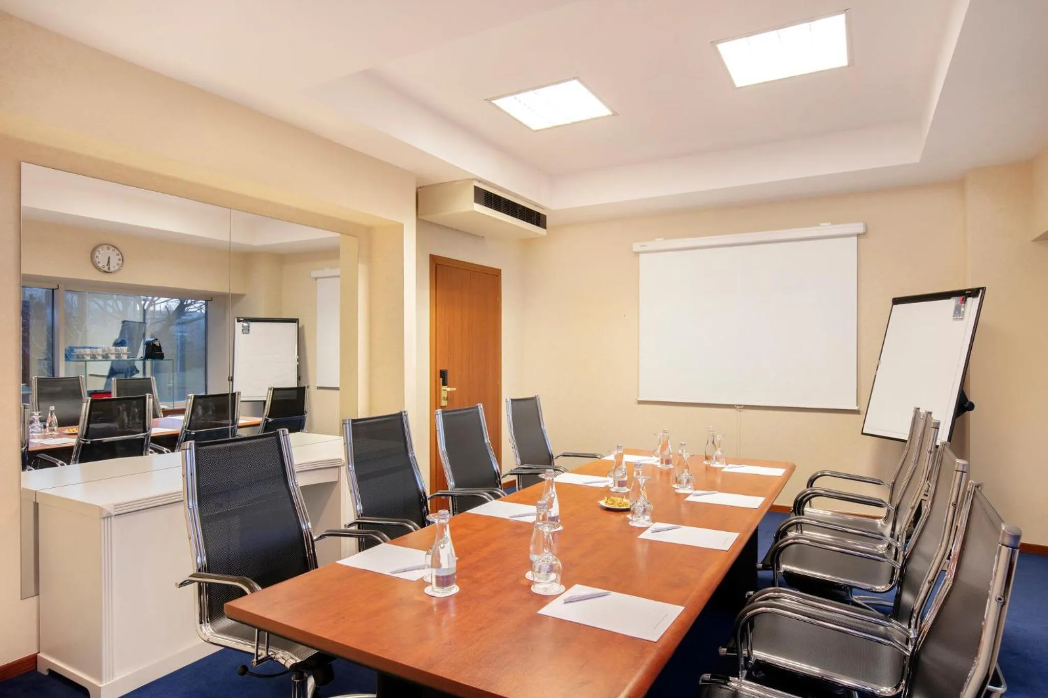 Meeting/conference room in Crowne Plaza Bucharest by IHG