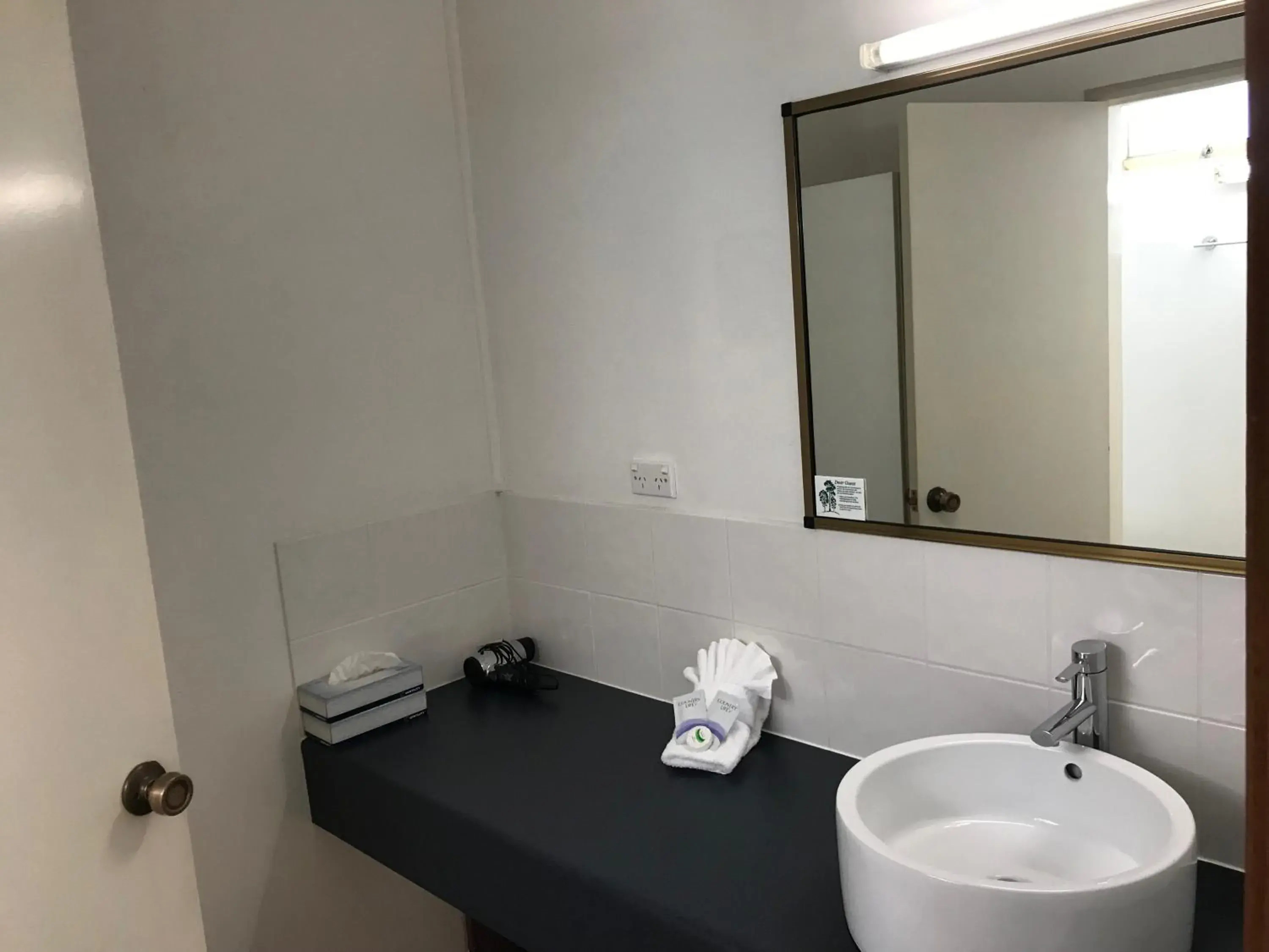 Queen Suite with Sofa Bed in Moonraker Motor Inn Queen Suite with Sofa Bed in Moonraker Motor Inn