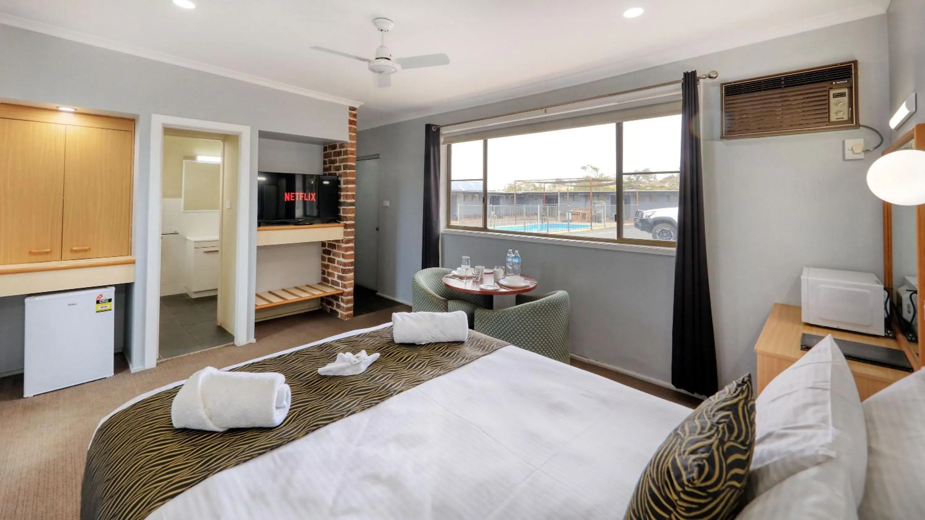 TV and multimedia, Bed in Moonraker Motor Inn