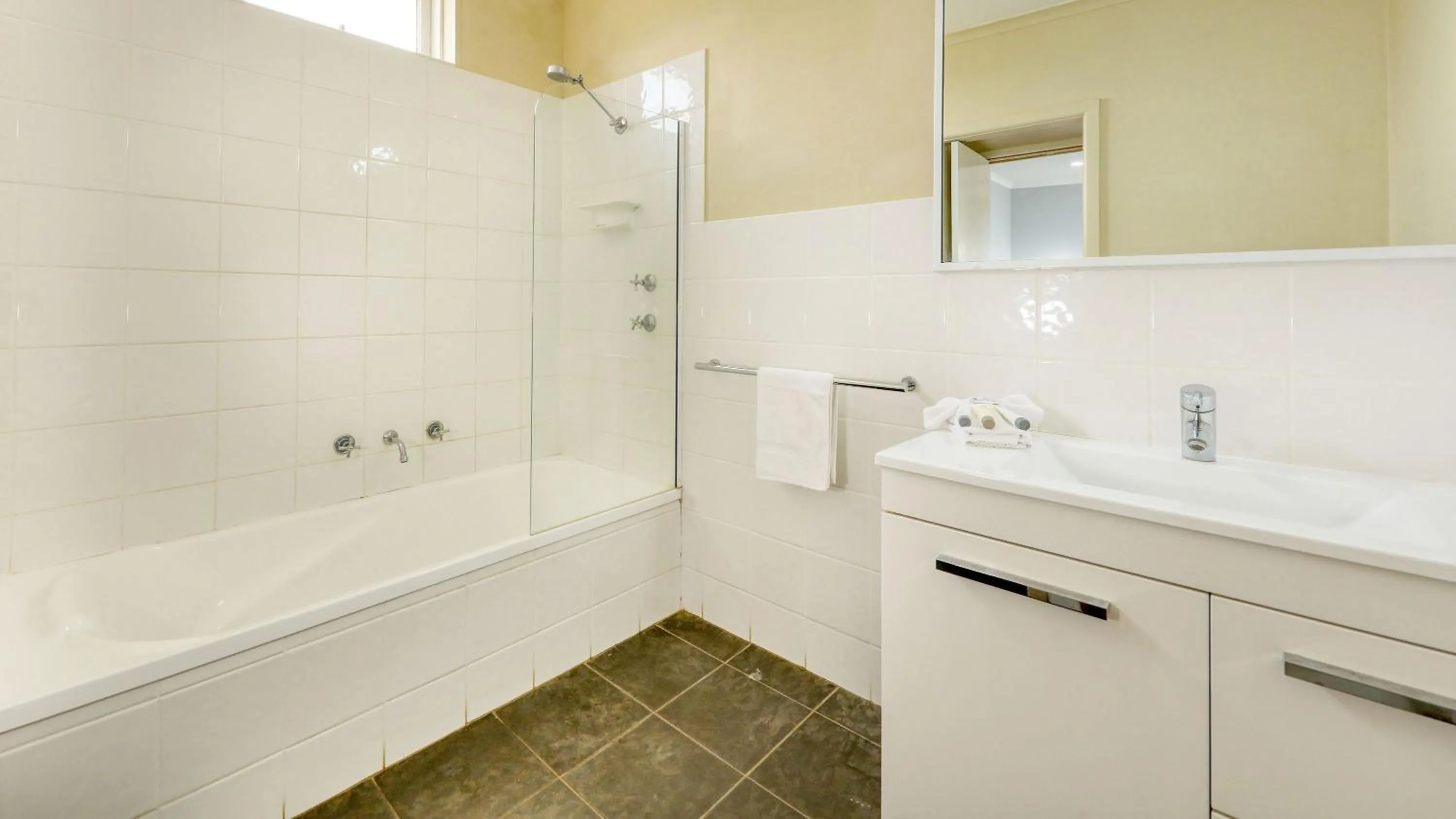 Bathroom in Moonraker Motor Inn