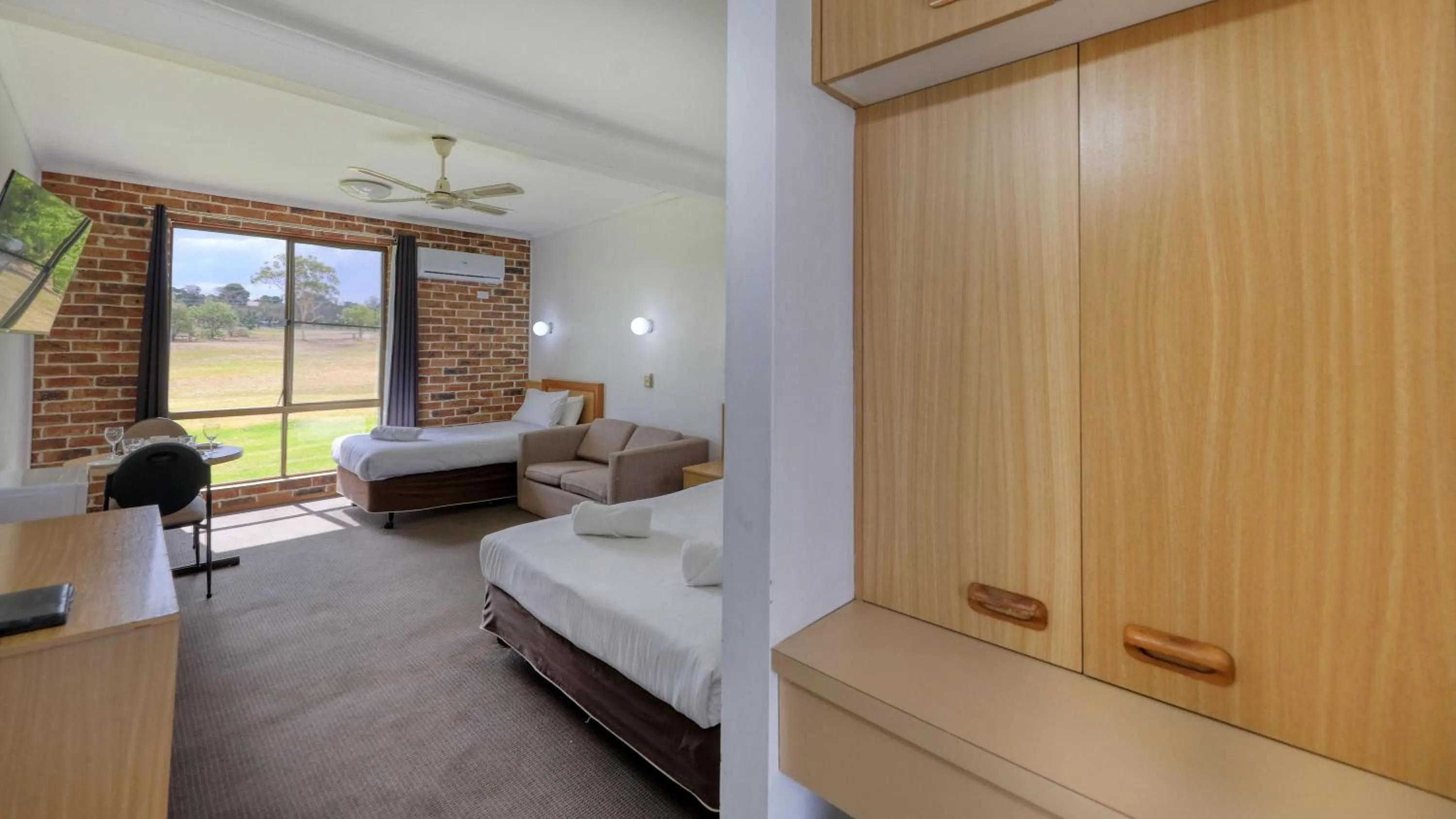 air conditioner, Bed in Moonraker Motor Inn