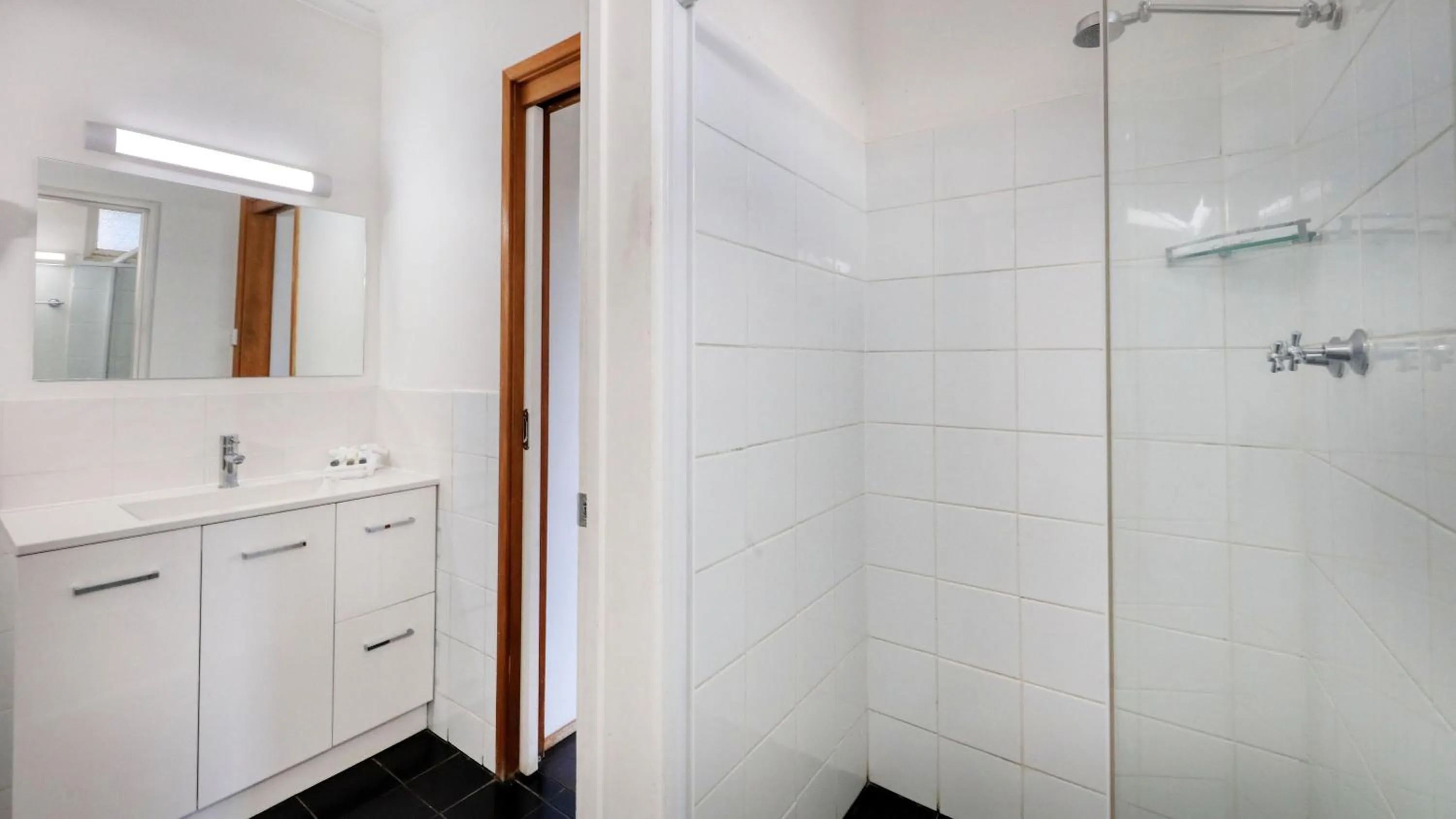 Shower in Moonraker Motor Inn