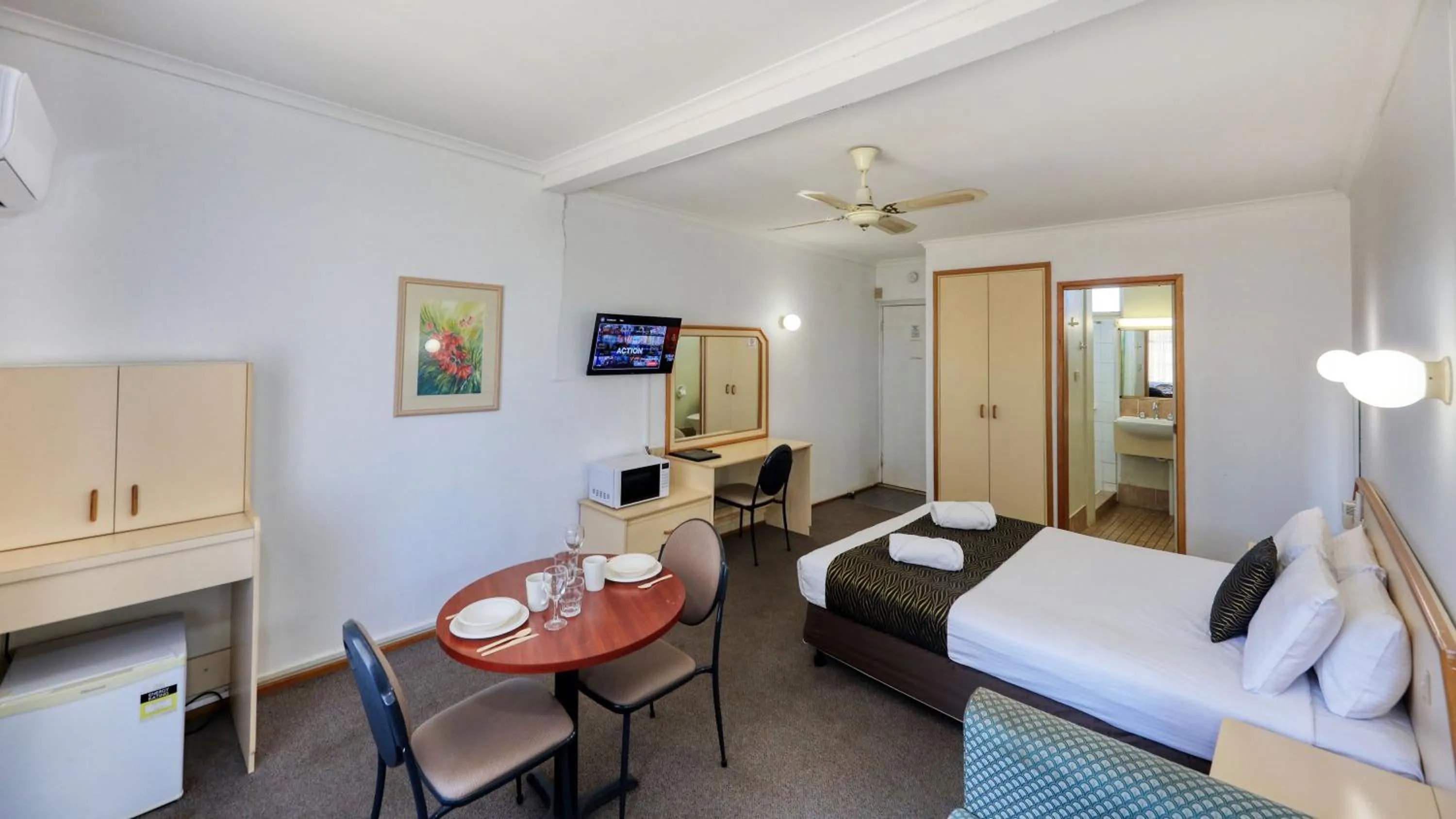 TV and multimedia, Bed in Moonraker Motor Inn