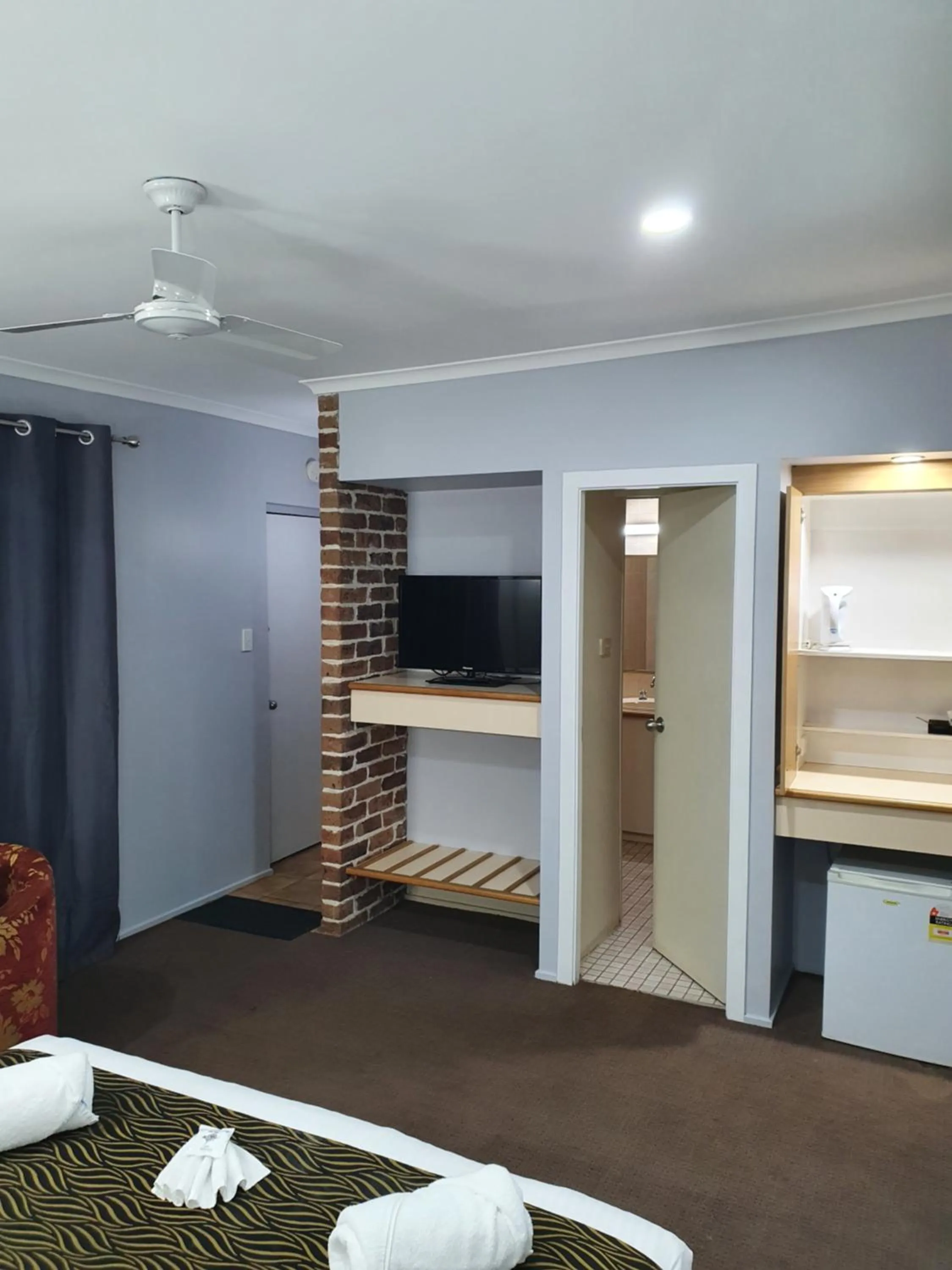 Bathroom in Moonraker Motor Inn