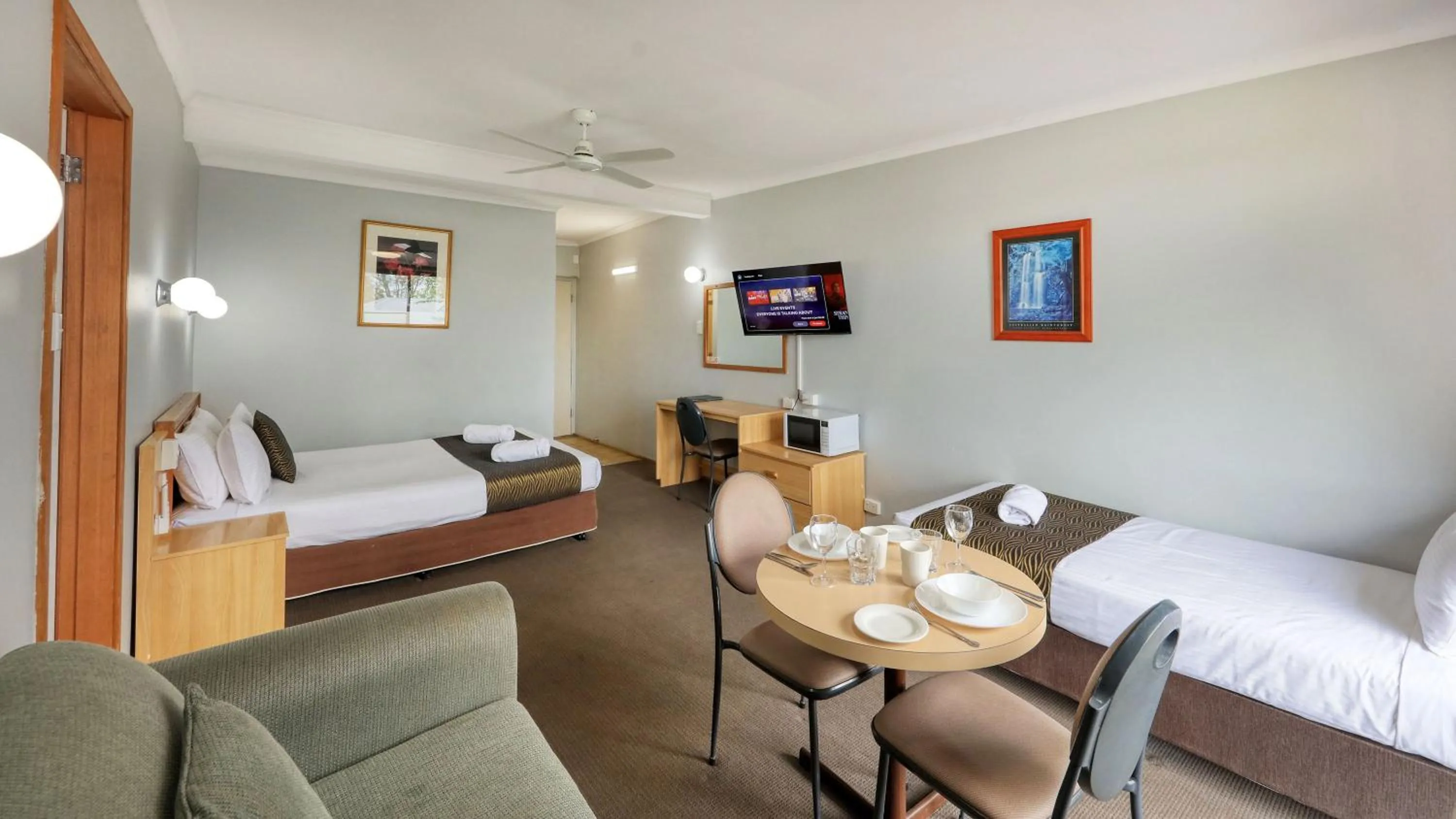 Seating area, Bed in Moonraker Motor Inn