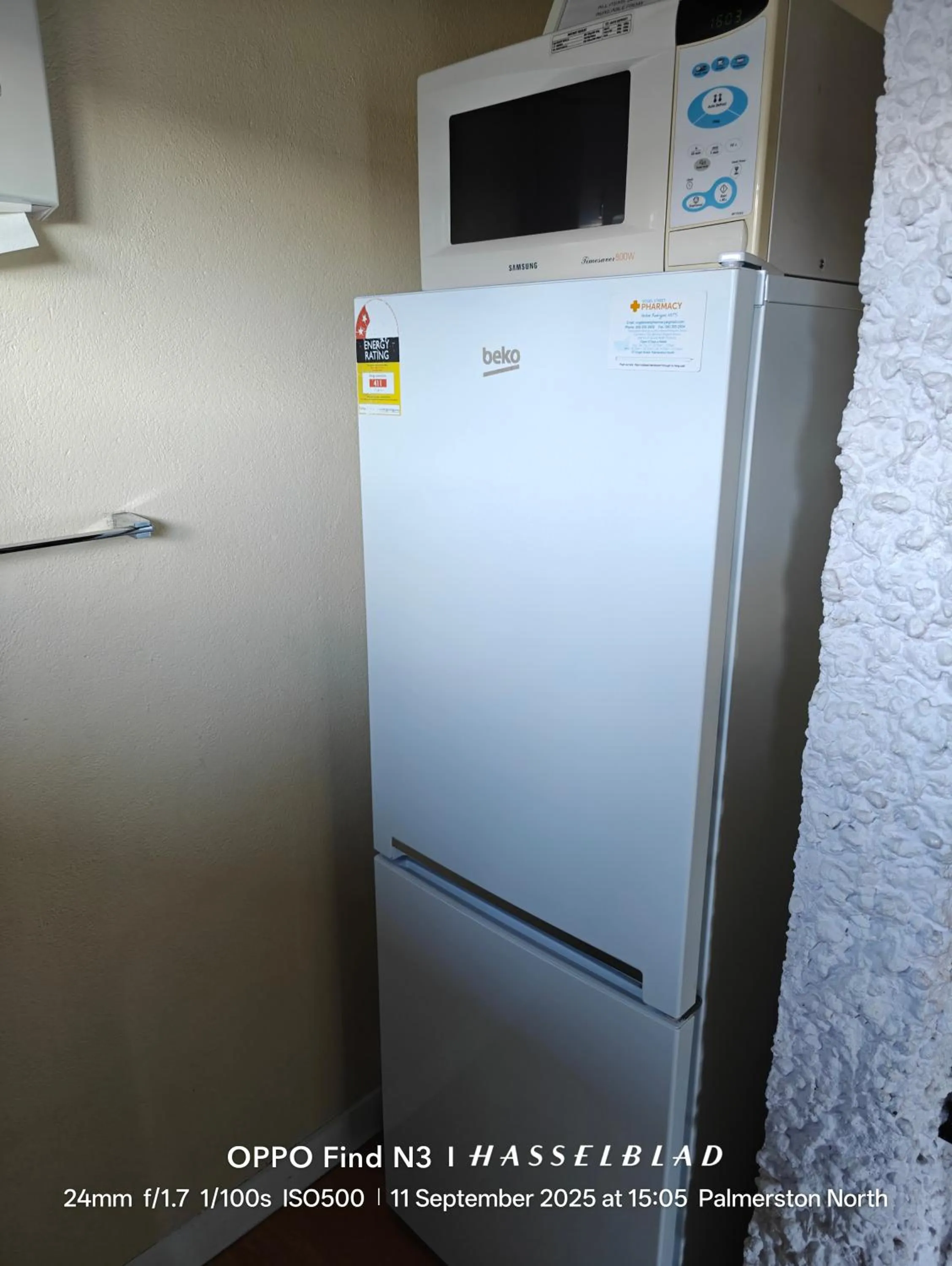 microwave in Aztec Motel