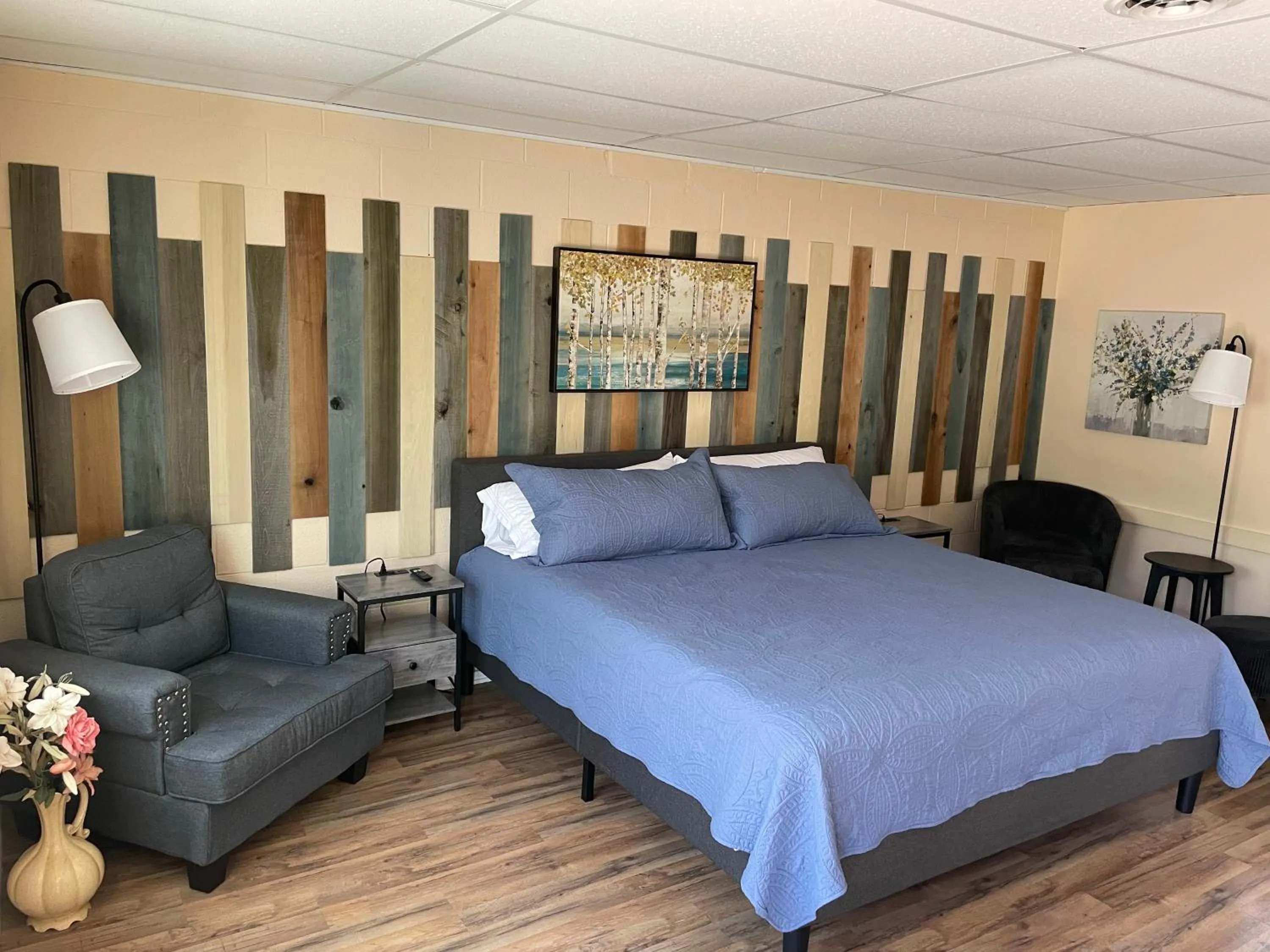 Photo of the whole room in Riverview Inn