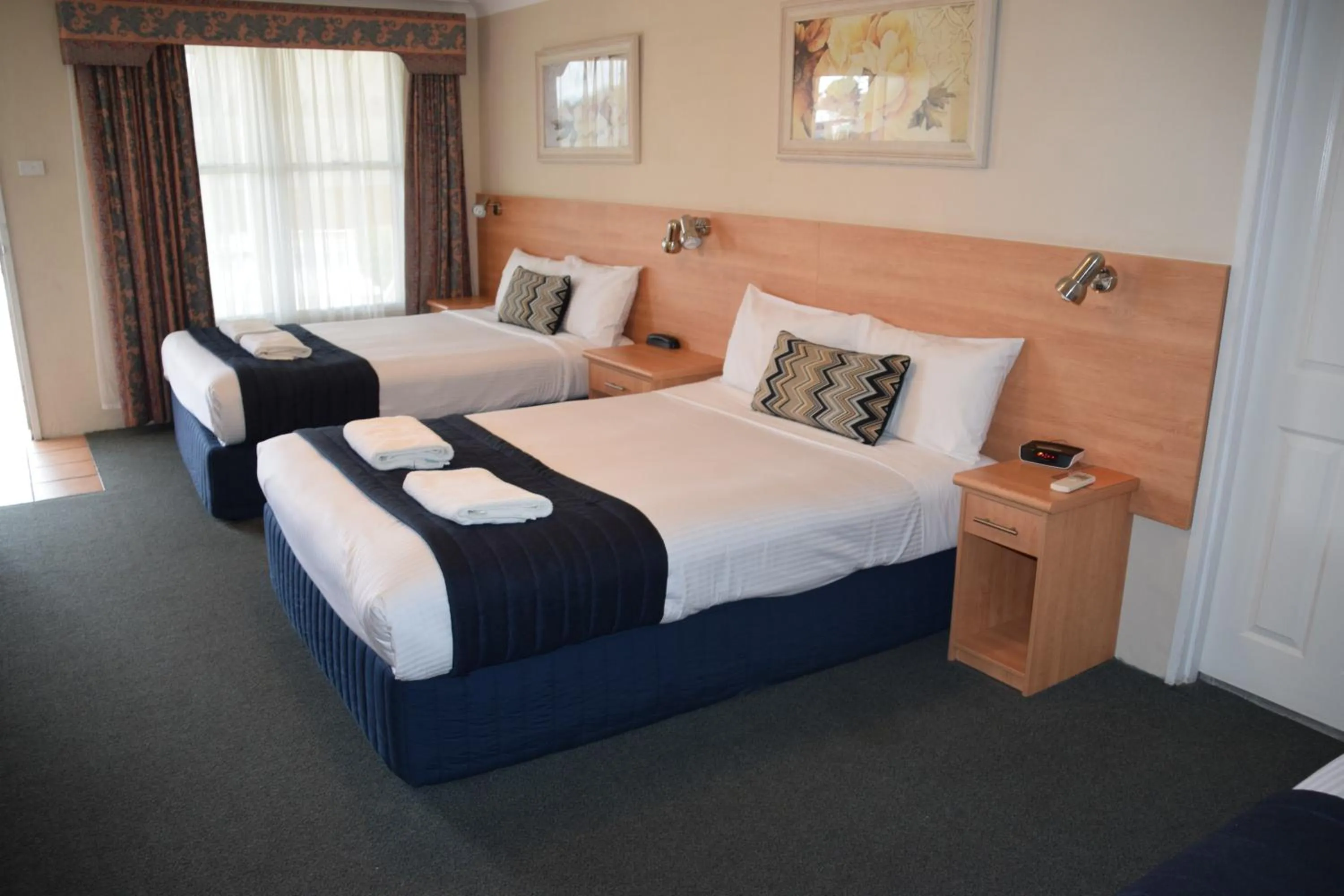 Photo of the whole room, Bed in Best Western Coachman's Inn Motel