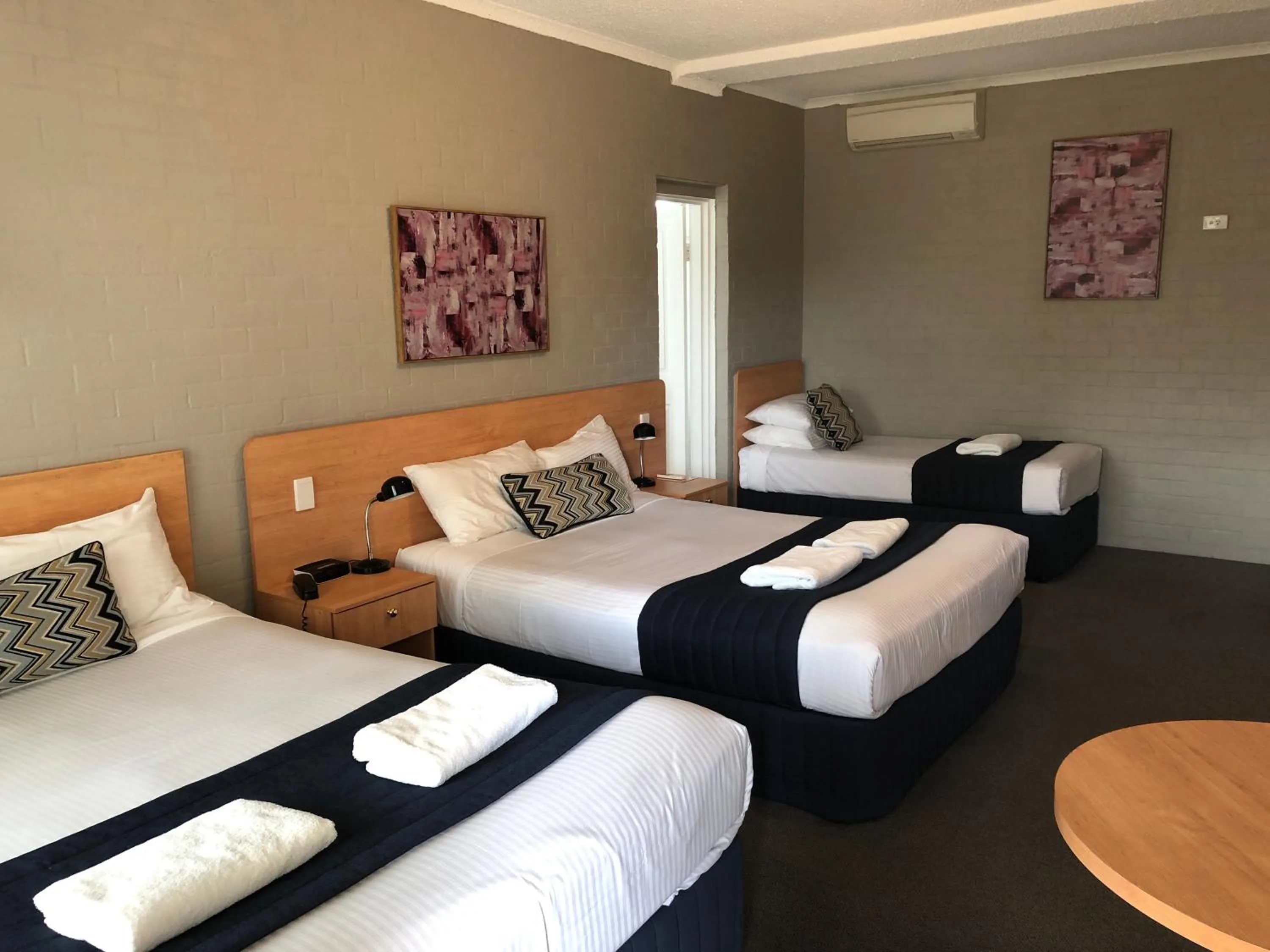 Photo of the whole room, Bed in Best Western Coachman's Inn Motel