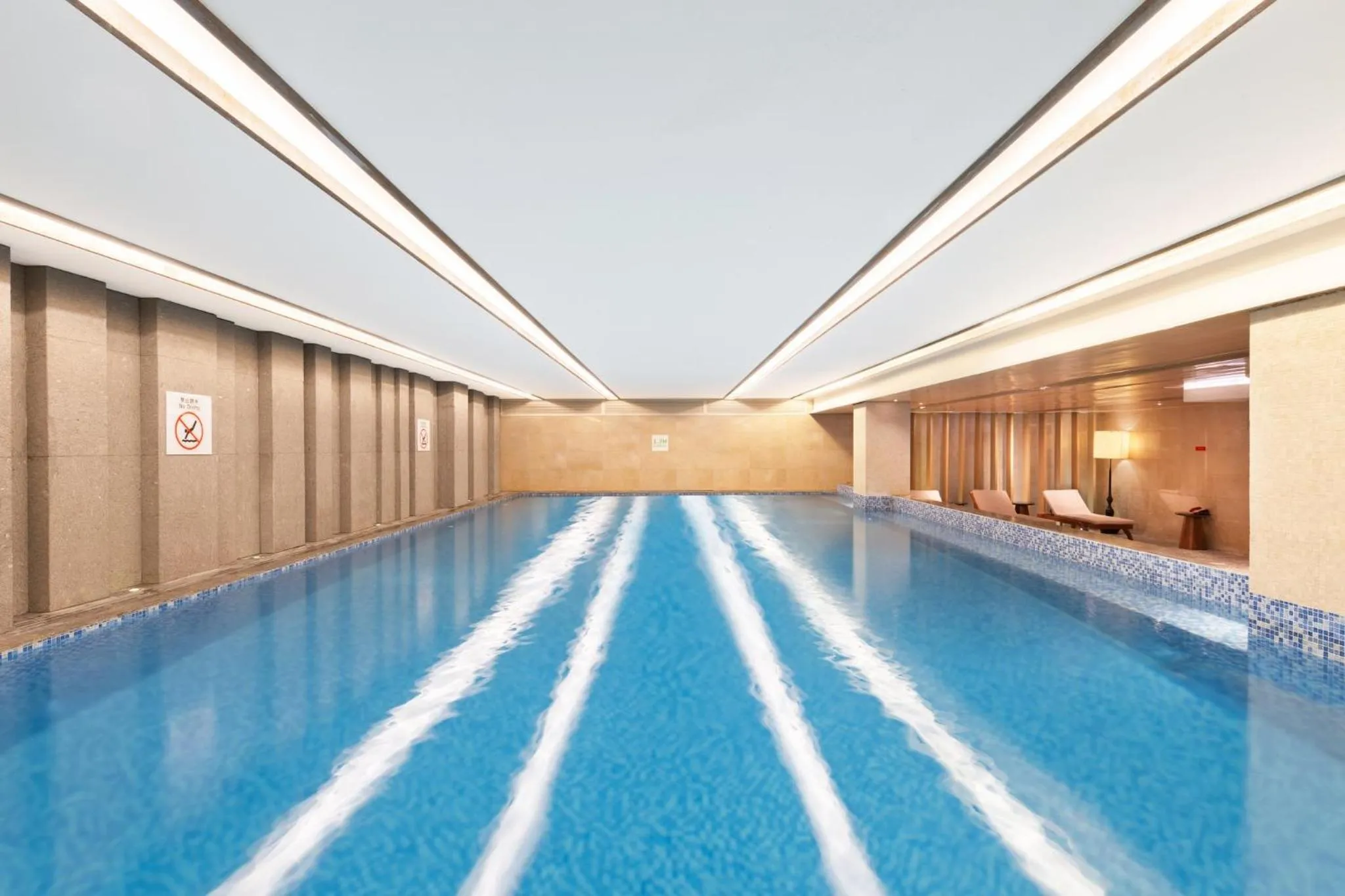 Swimming pool in Holiday Inn Chengdu Oriental Plaza