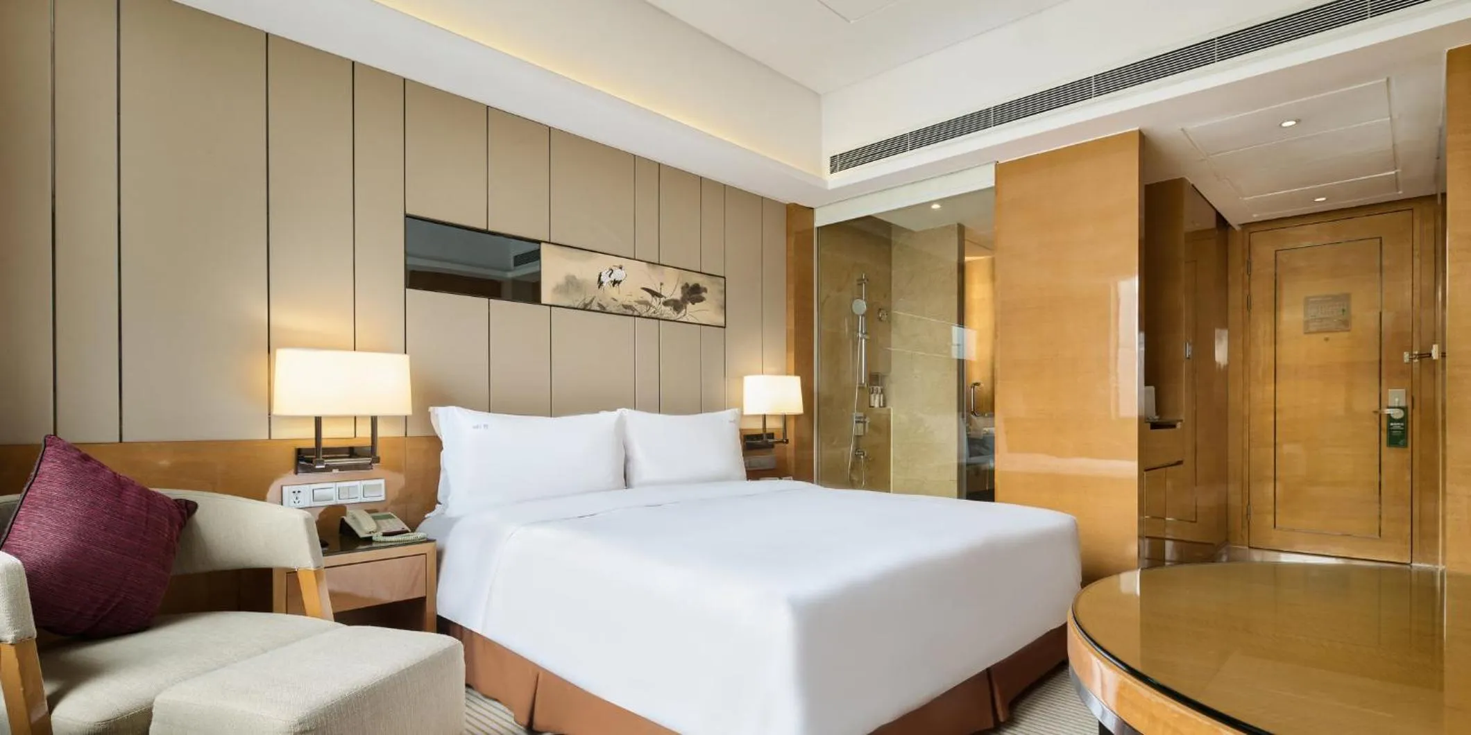 Photo of the whole room, Bed in Holiday Inn Chengdu Oriental Plaza