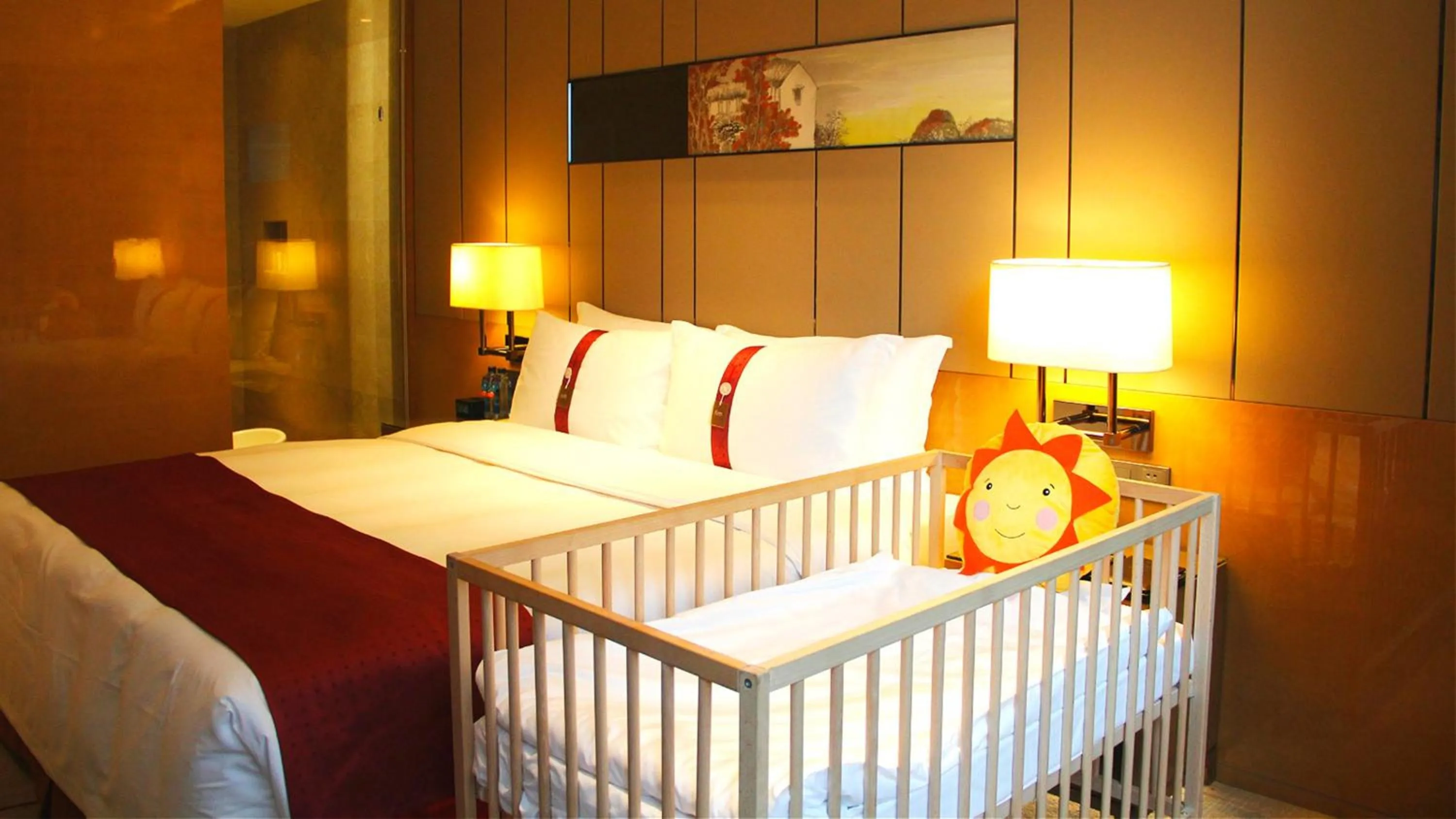 Photo of the whole room, Bed in Holiday Inn Chengdu Oriental Plaza