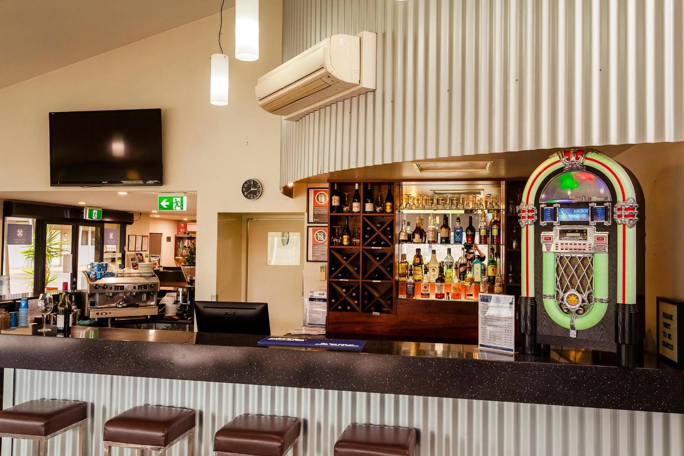 Restaurant/places to eat in Station Motel