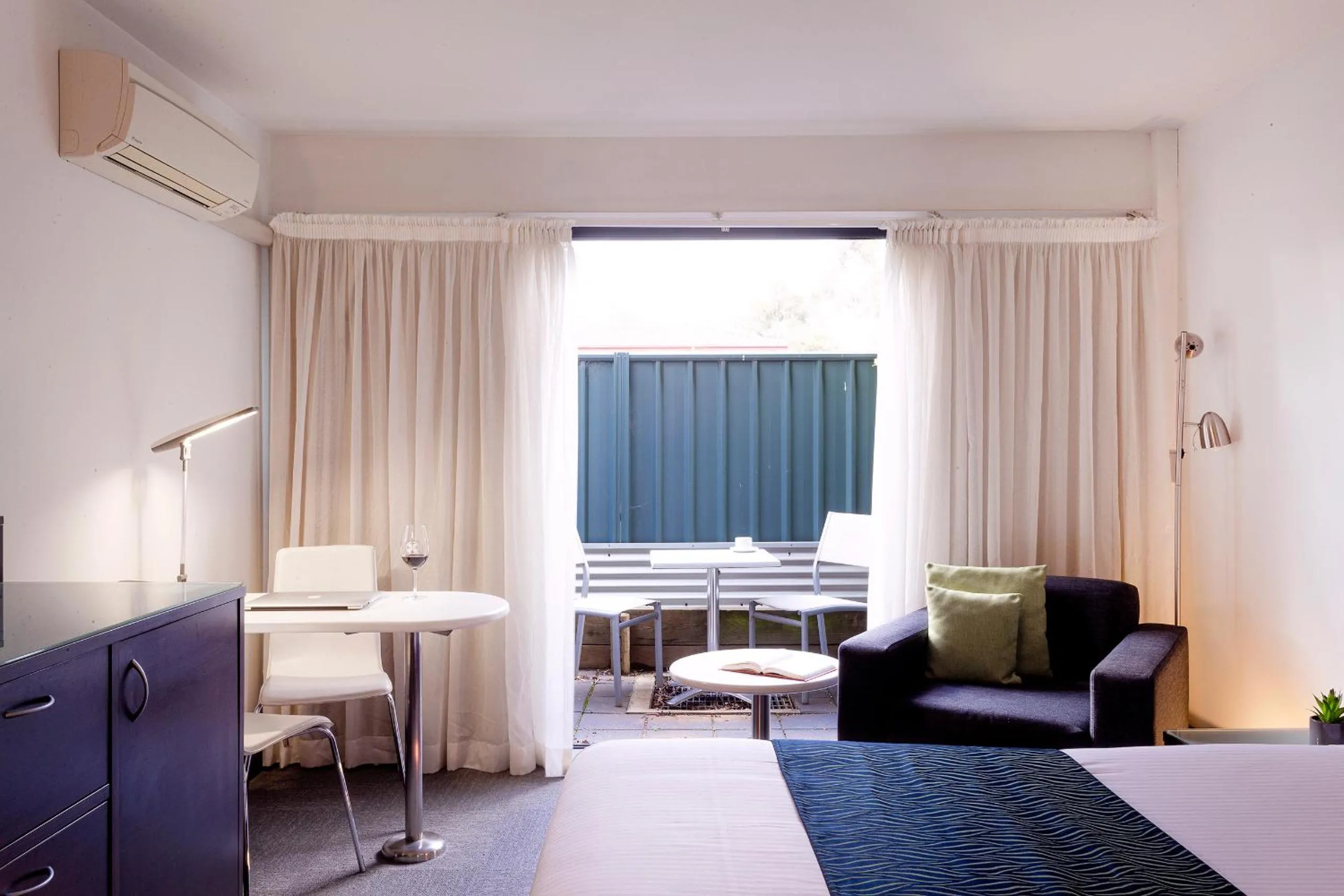 Seating area, Bed in Station Motel