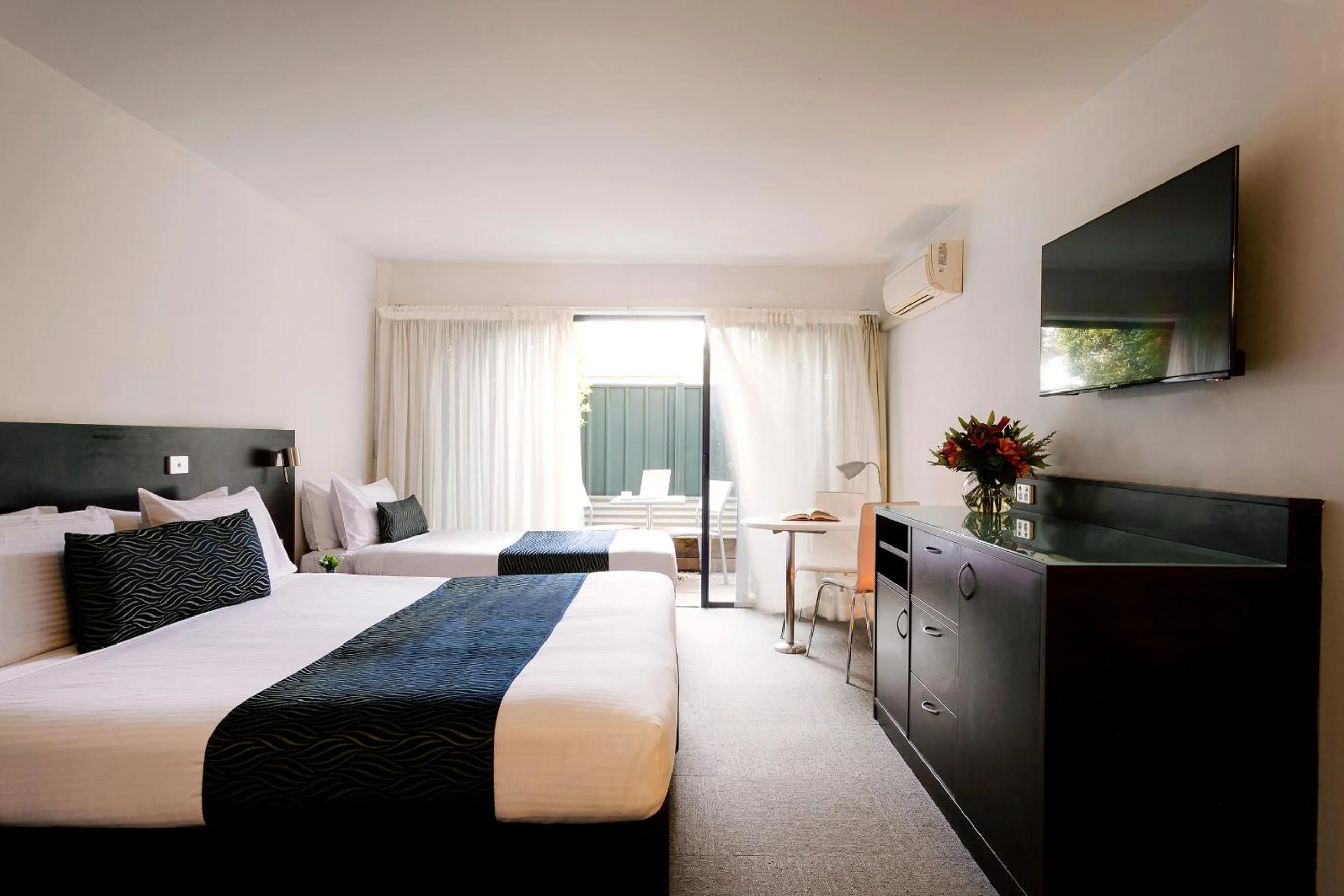 Photo of the whole room, Bed in Station Motel