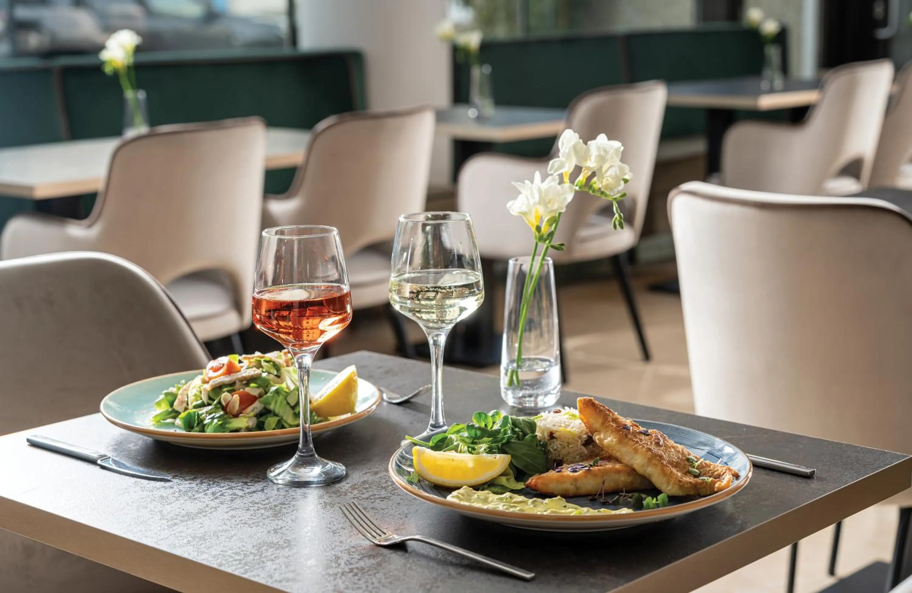 Restaurant/places to eat in Leonardo Hotel Bucharest City Center