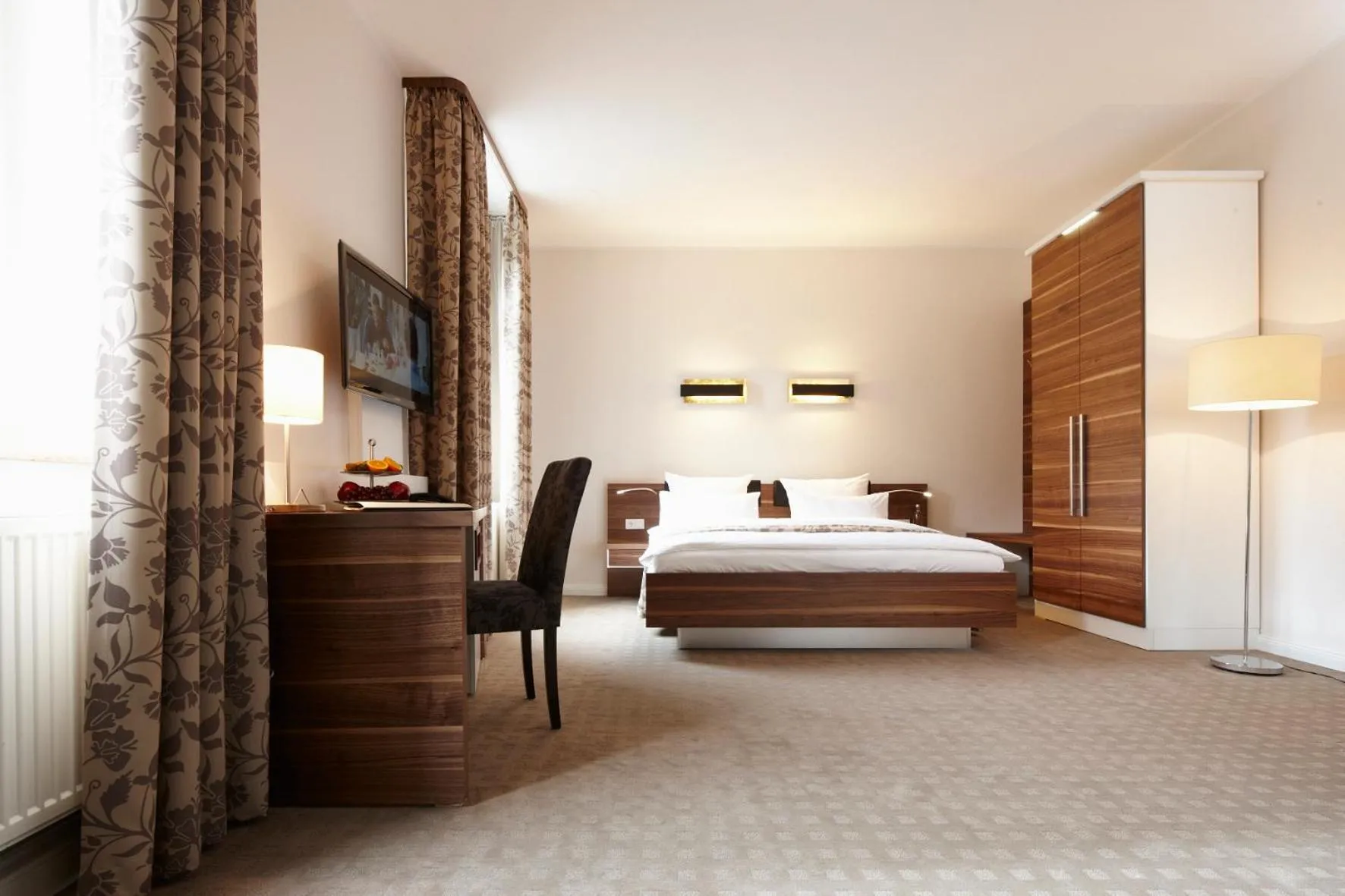 Photo of the whole room, Bed in Bielefelder Berghotel zum Stillen Frieden