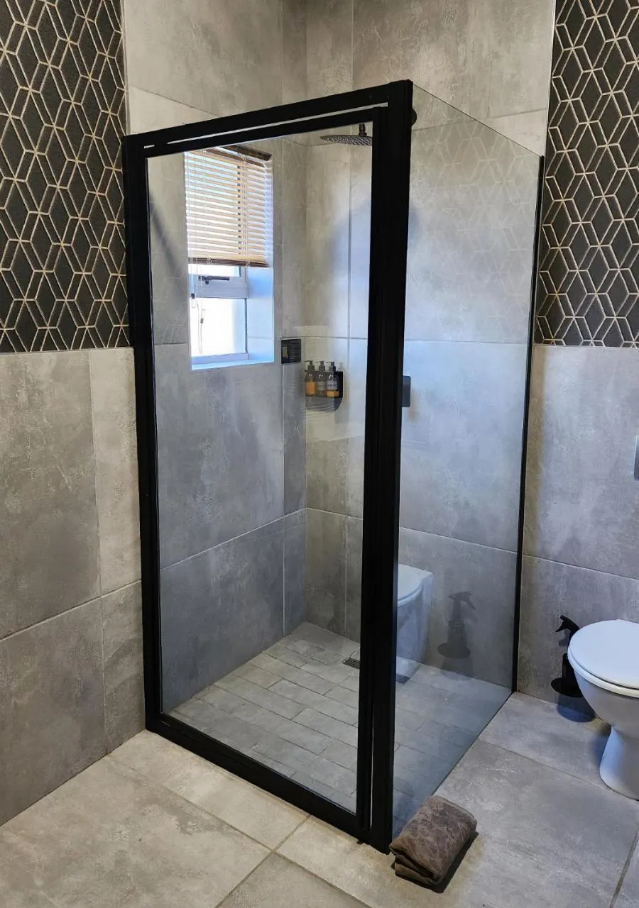 Shower in Summer PALACE Guesthouse