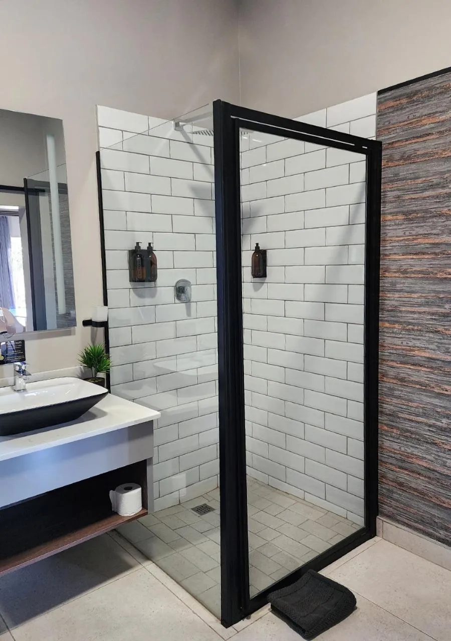 Shower in Summer PALACE Guesthouse