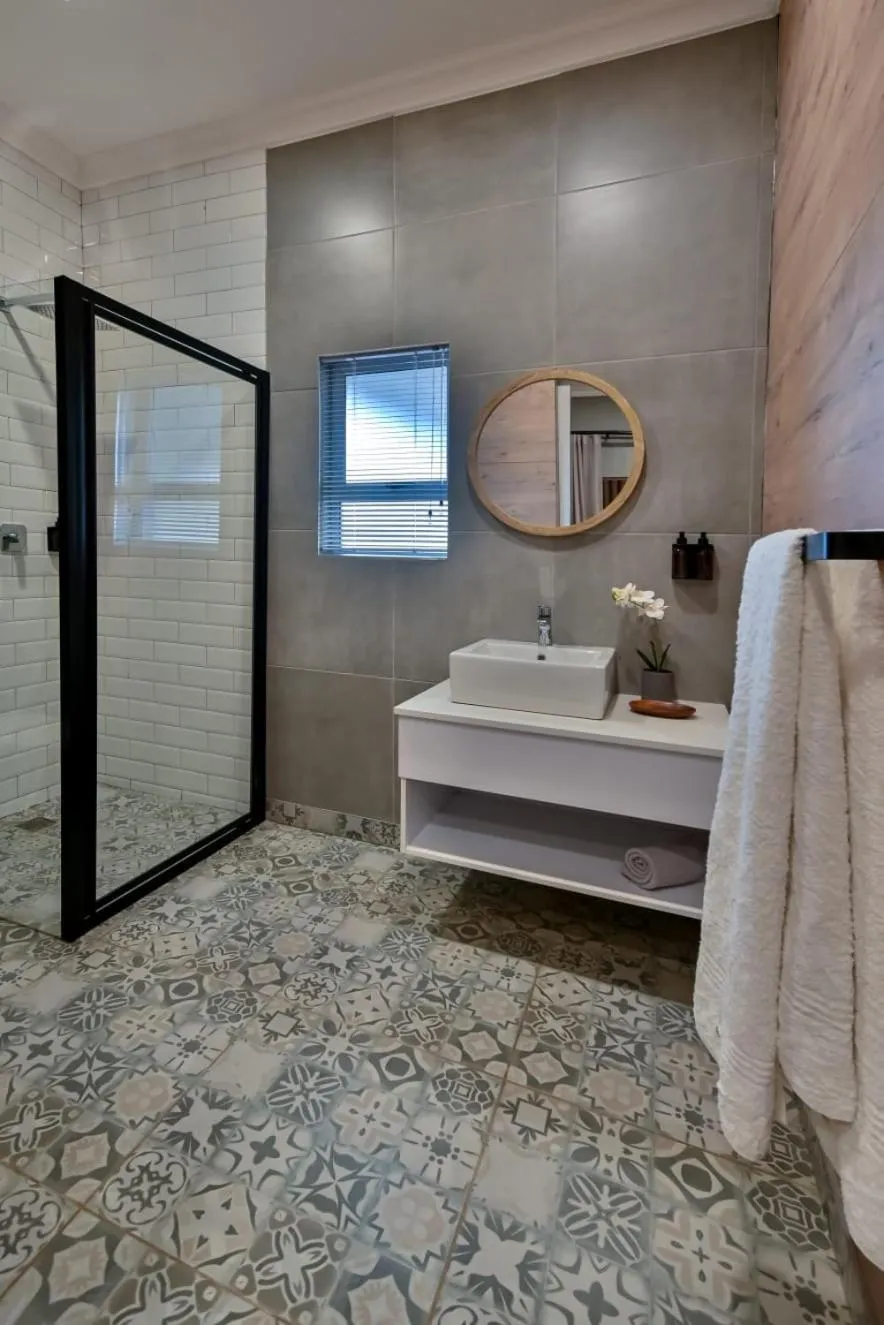 Shower in Summer PALACE Guesthouse