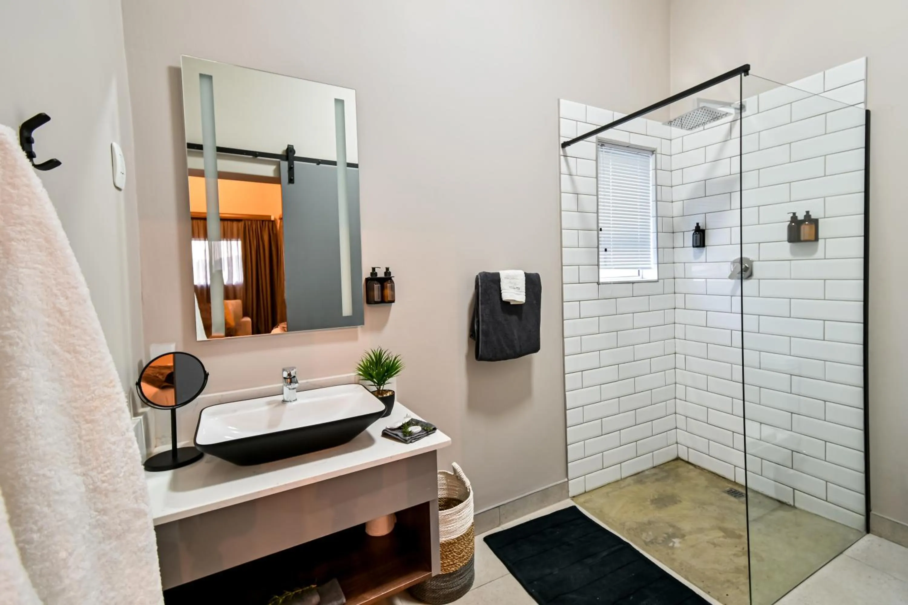 Shower in Summer PALACE Guesthouse