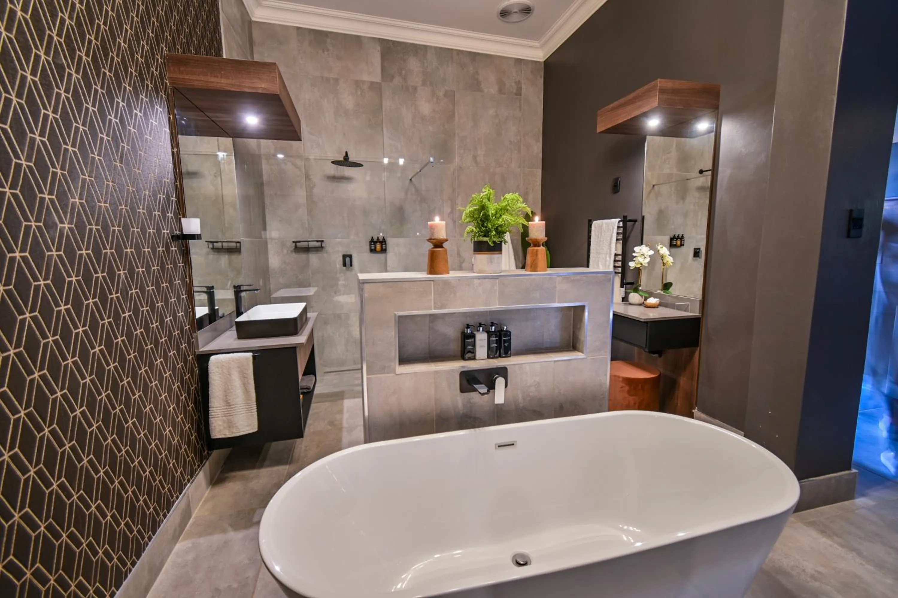 Shower in Summer PALACE Guesthouse