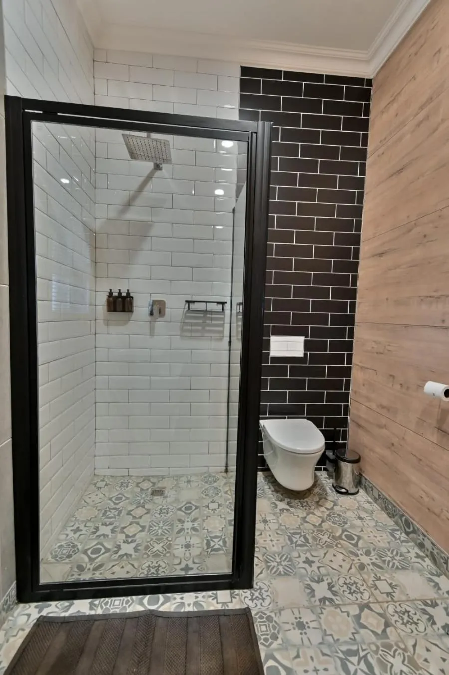 Shower in Summer PALACE Guesthouse