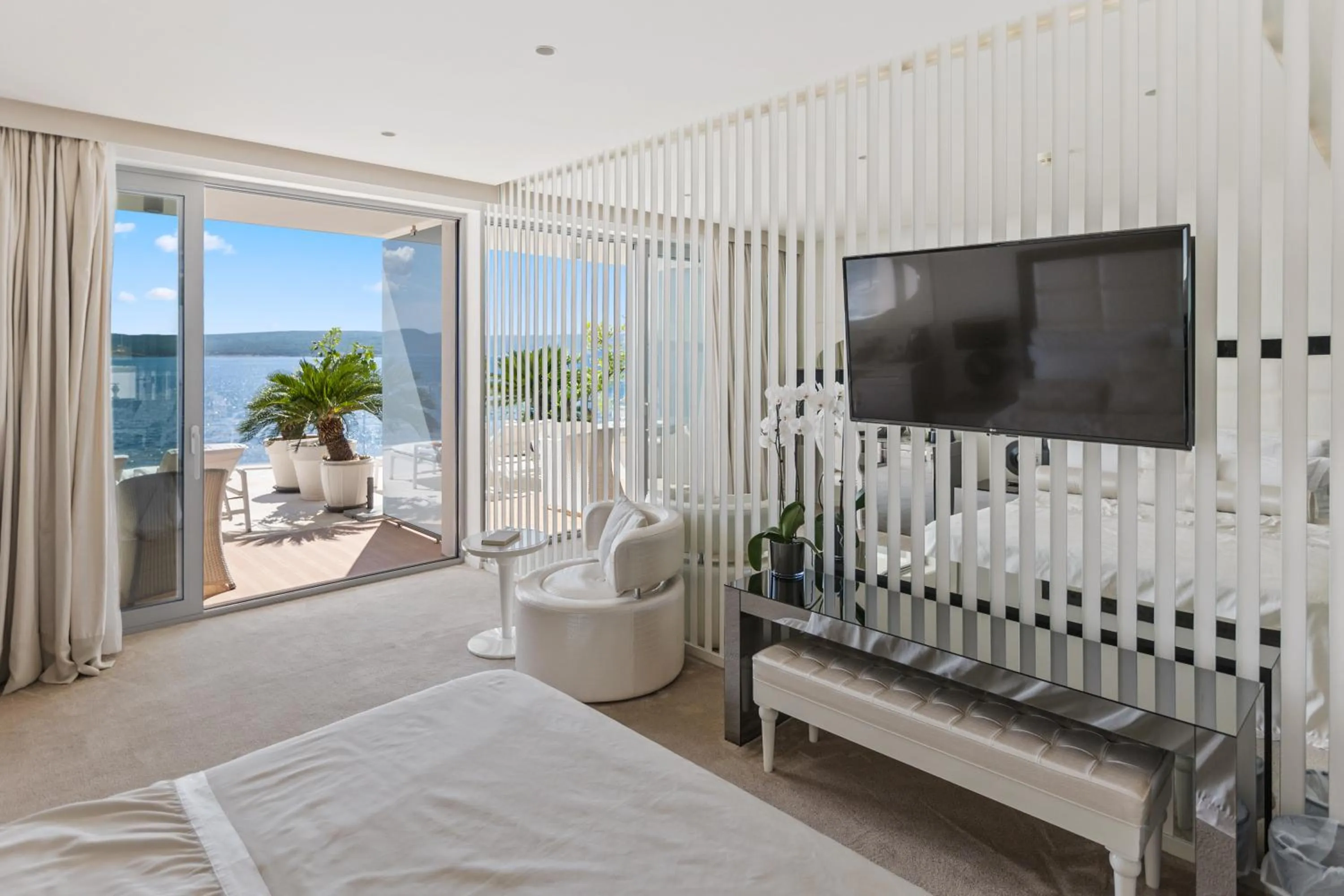 TV and multimedia, Bed in Luxury Hotel Amabilis