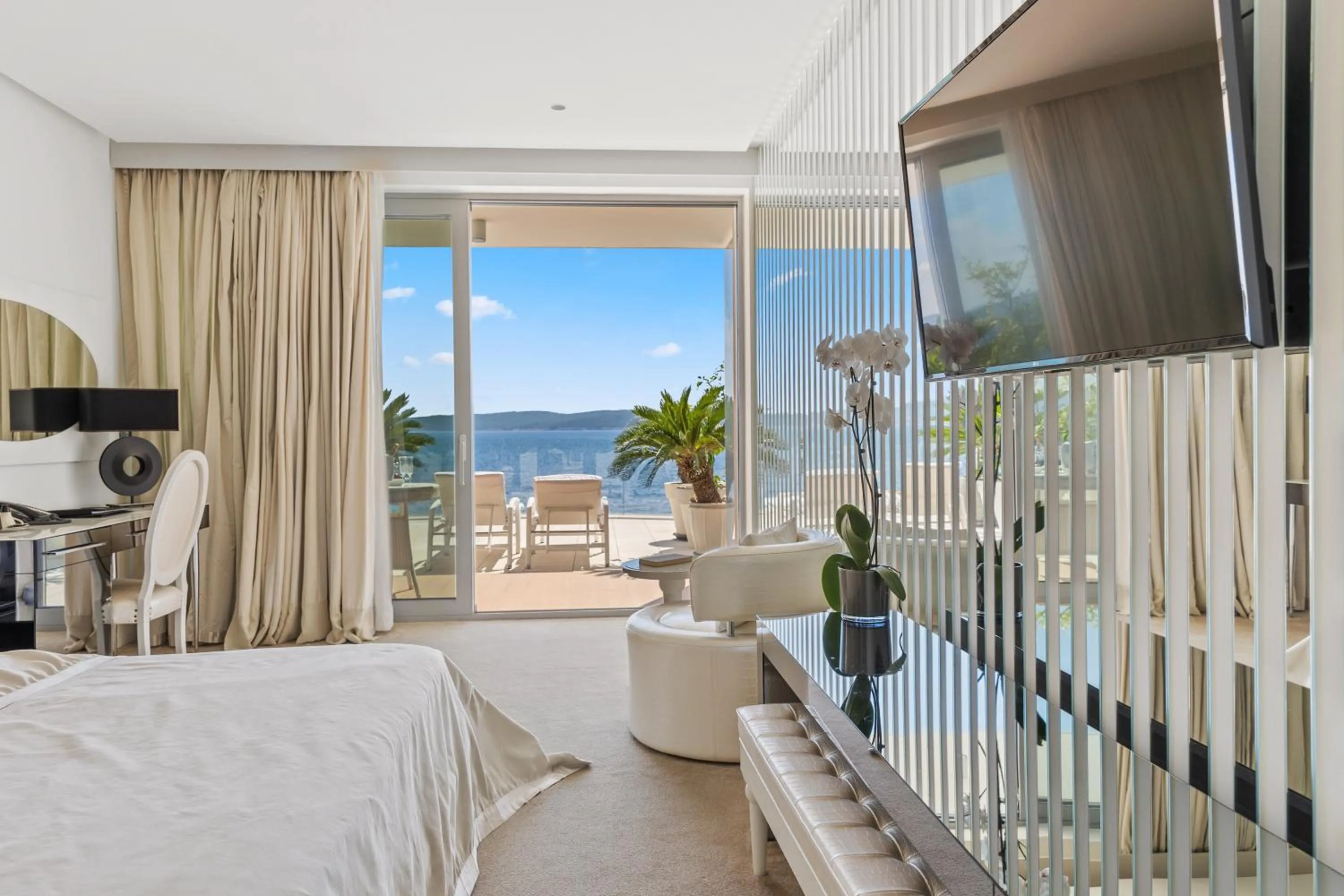 Bed in Luxury Hotel Amabilis