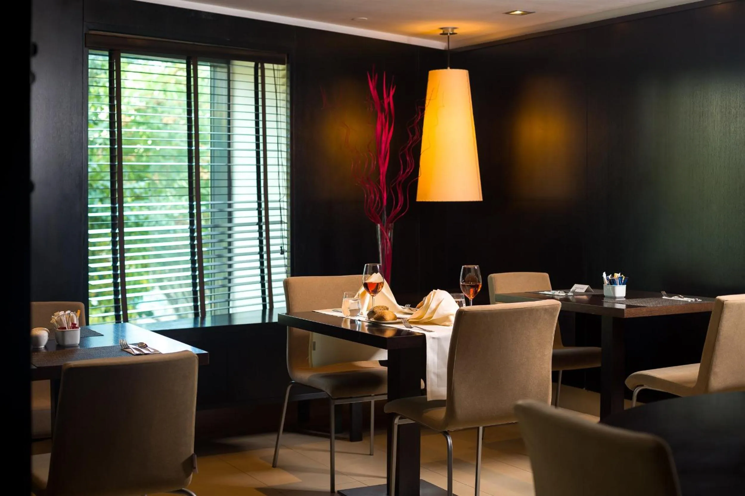 Restaurant/places to eat in Hotel CH Bucharest