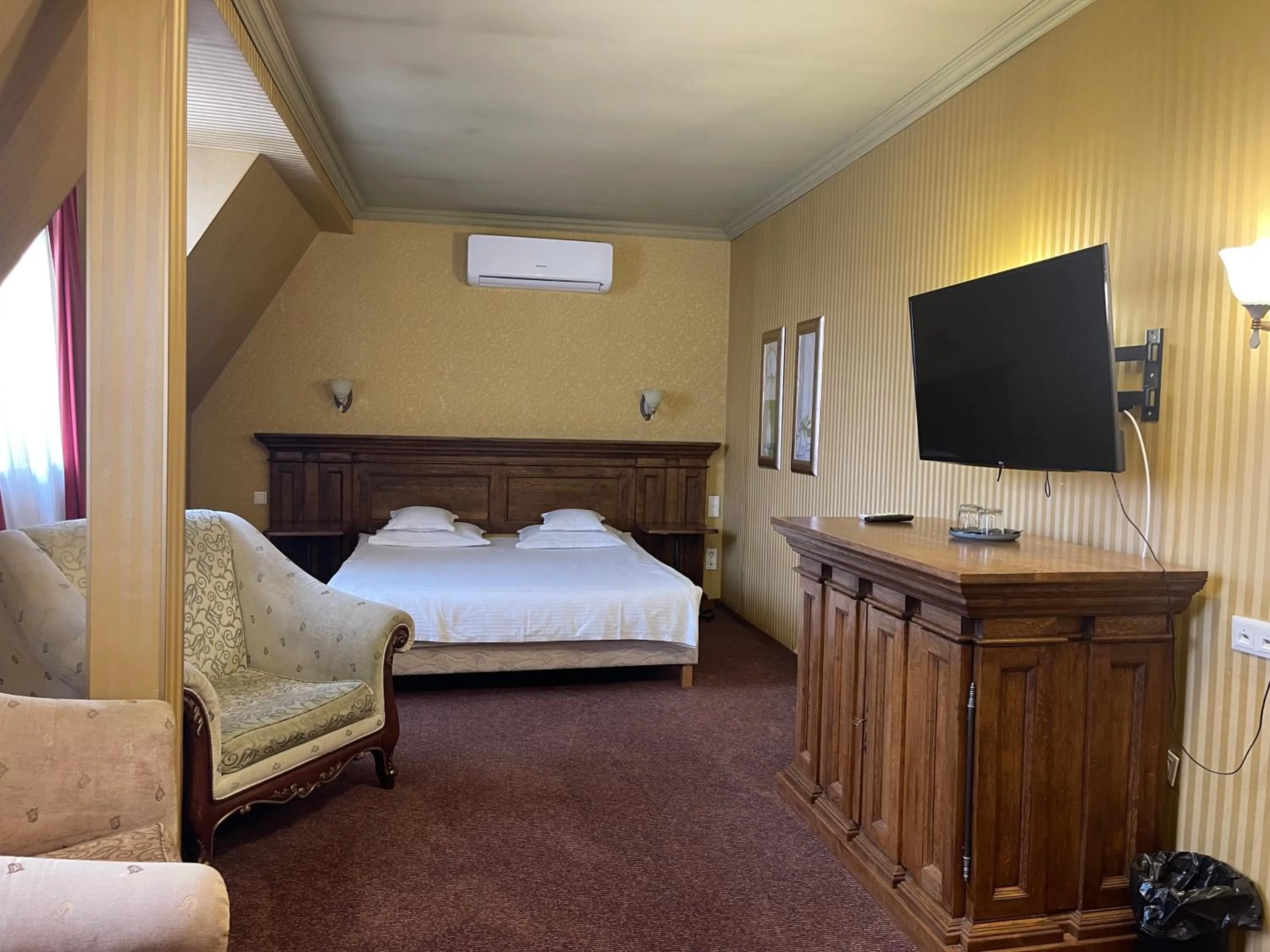 Bed in Topaz Boutique