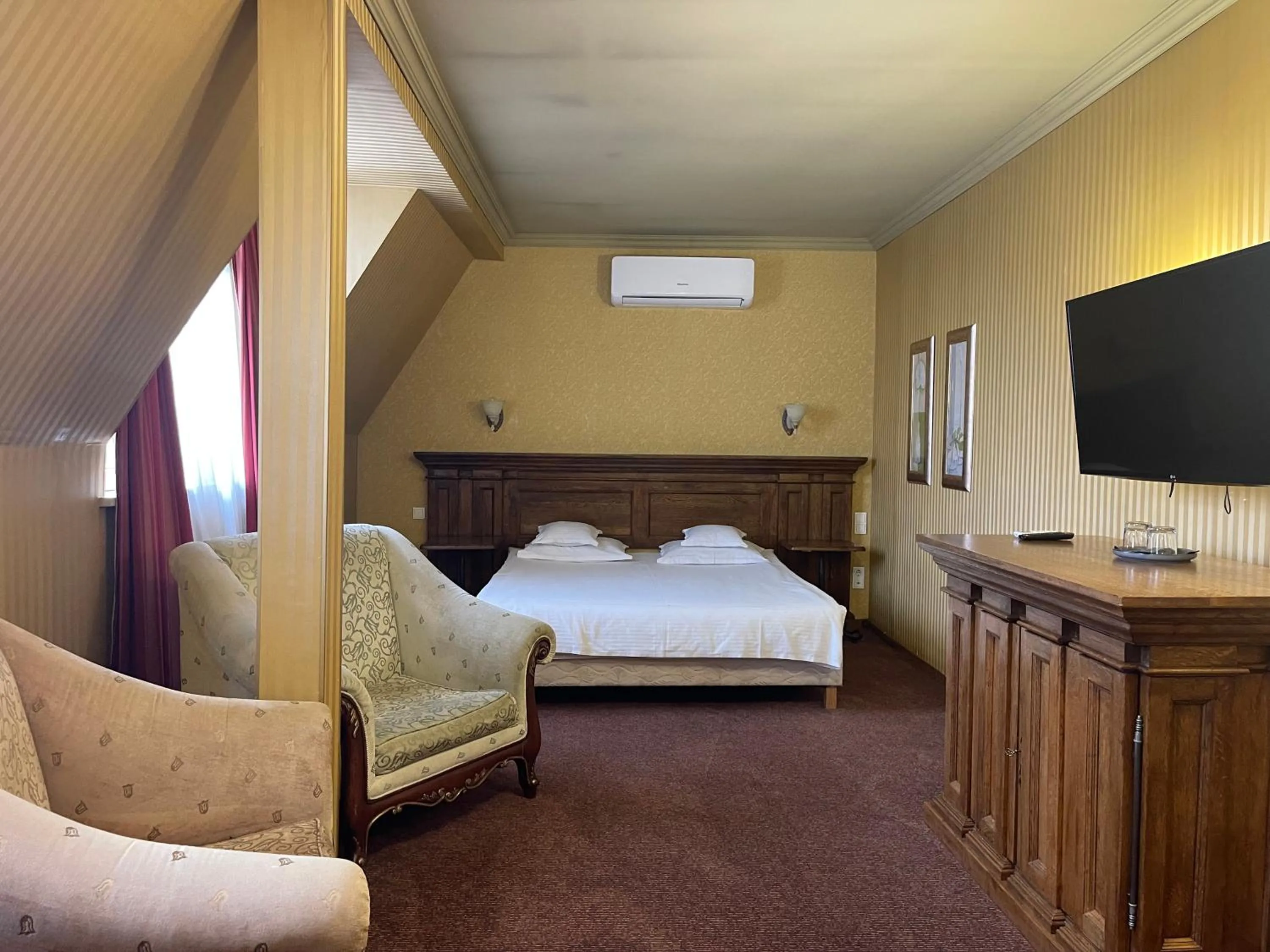 Bed in Topaz Boutique