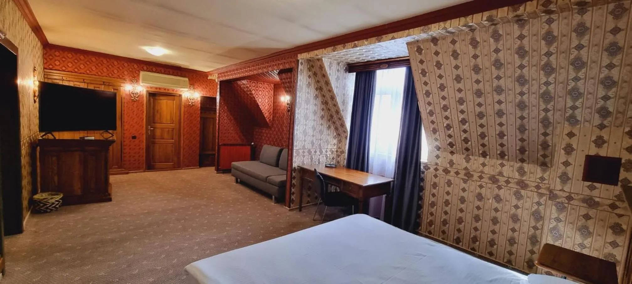 Bed in Topaz Boutique