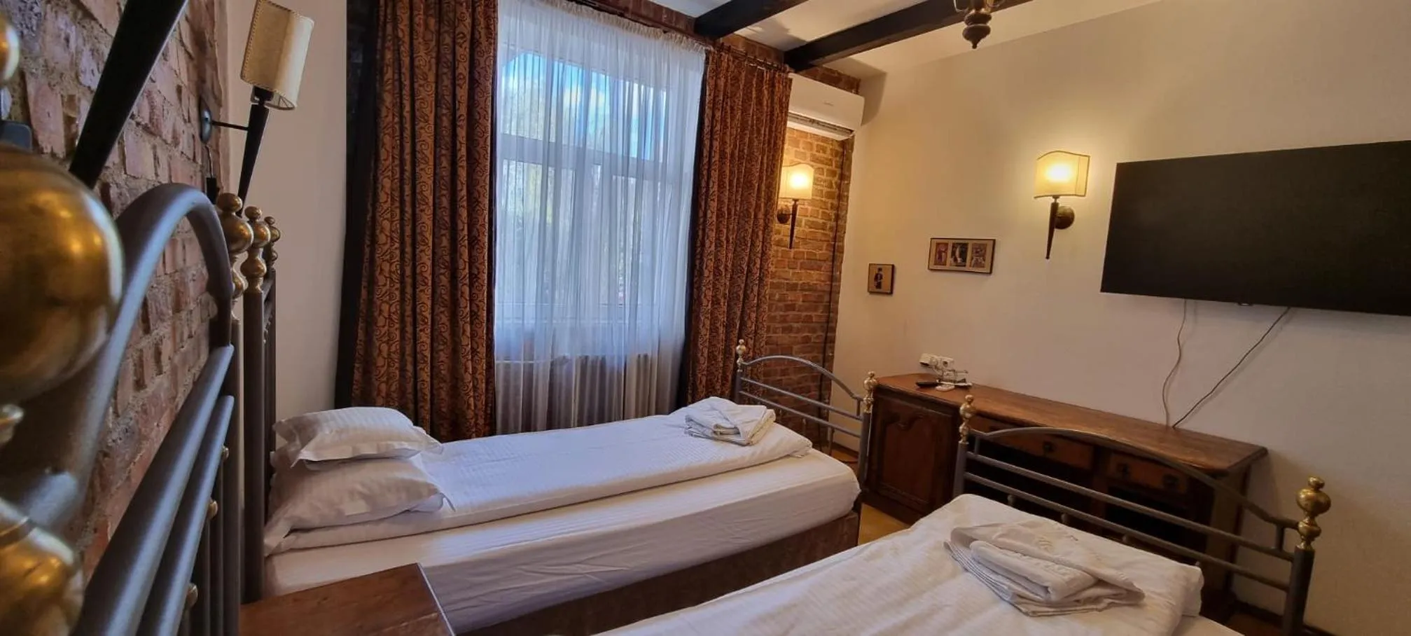 Bed in Topaz Boutique