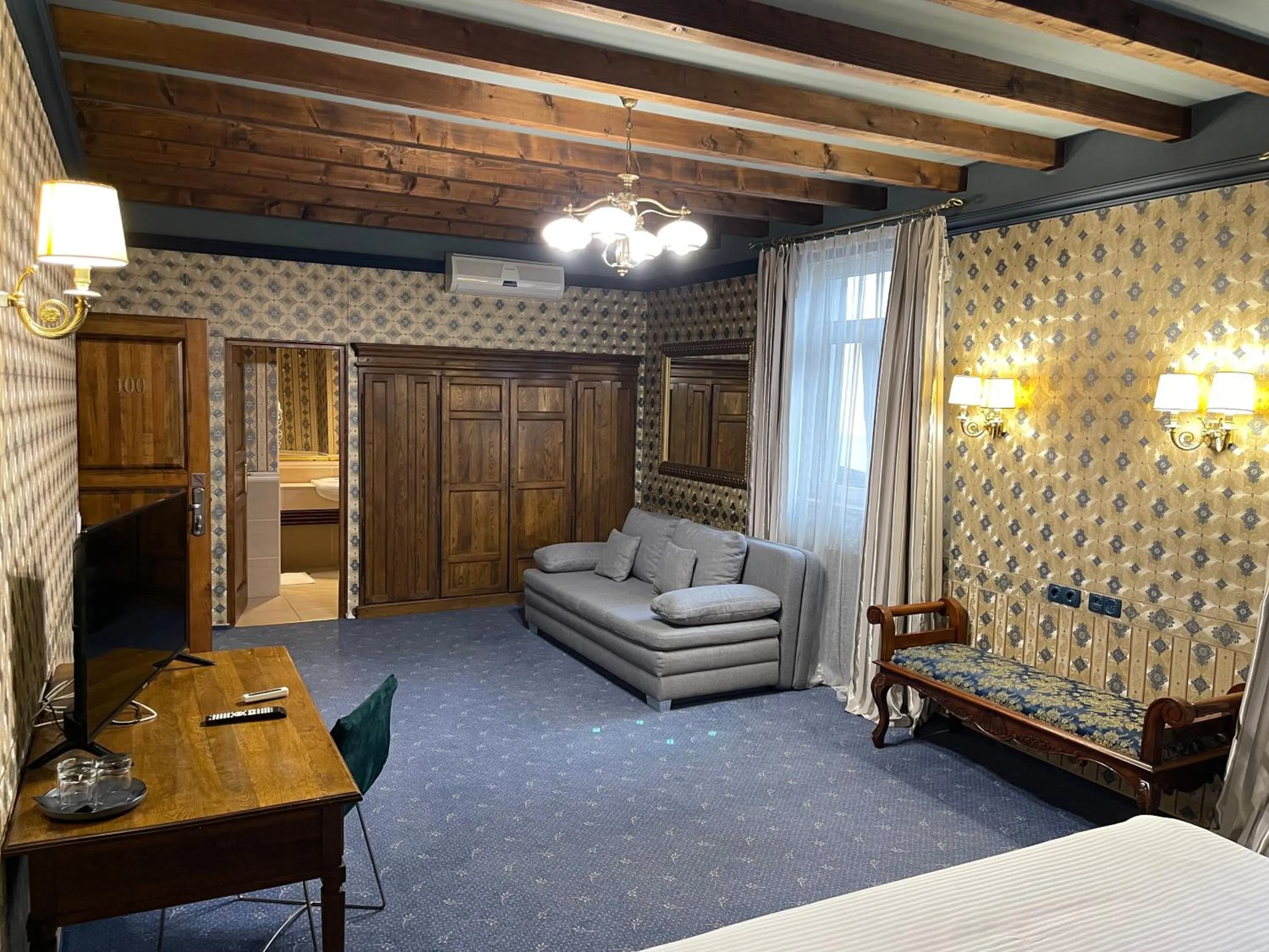 Bed in Topaz Boutique