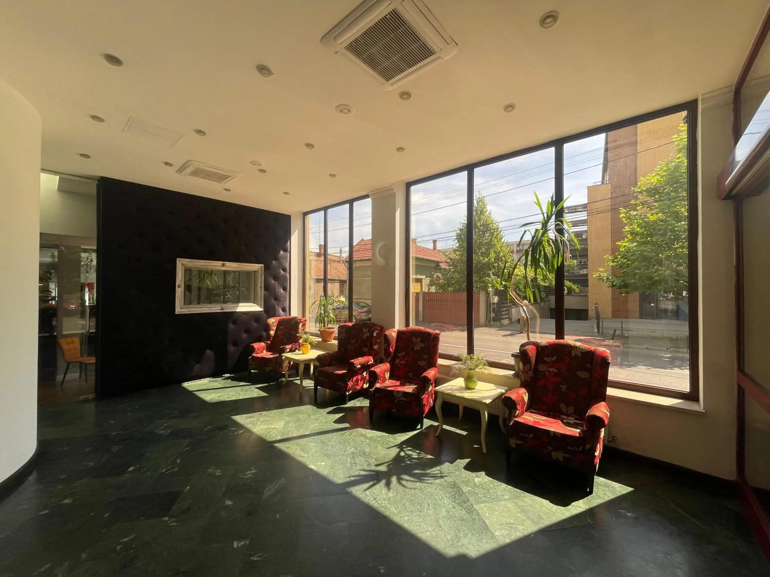 Facade/entrance in Topaz Boutique