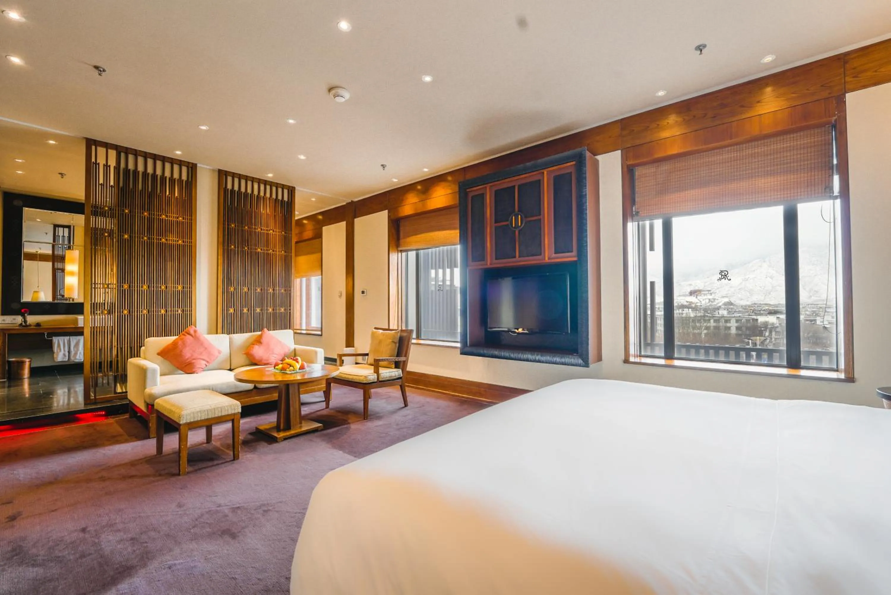Living room, Bed in The St. Regis Lhasa Resort