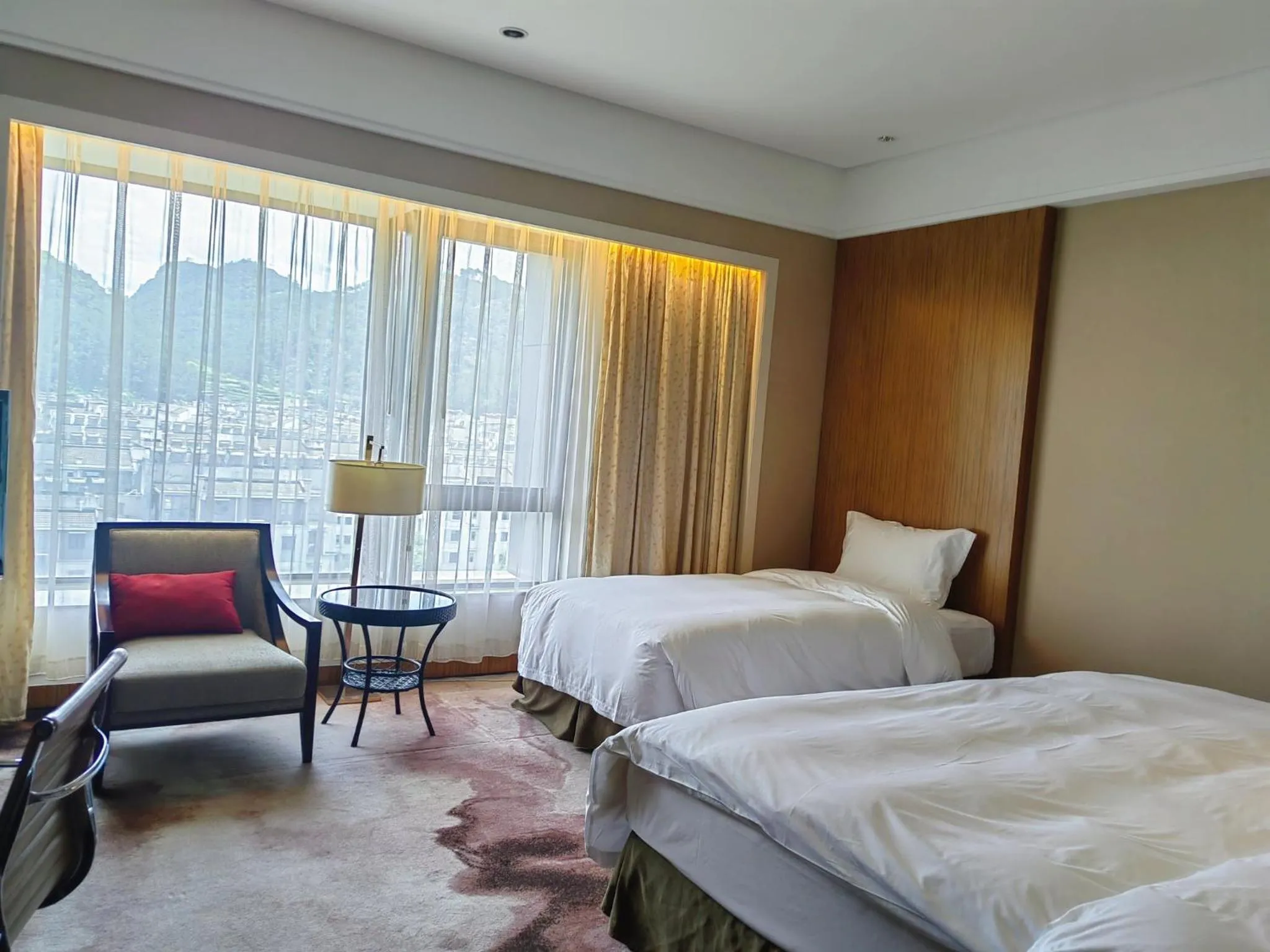 Photo of the whole room, Bed in Crowne Plaza Huangshan Yucheng by IHG