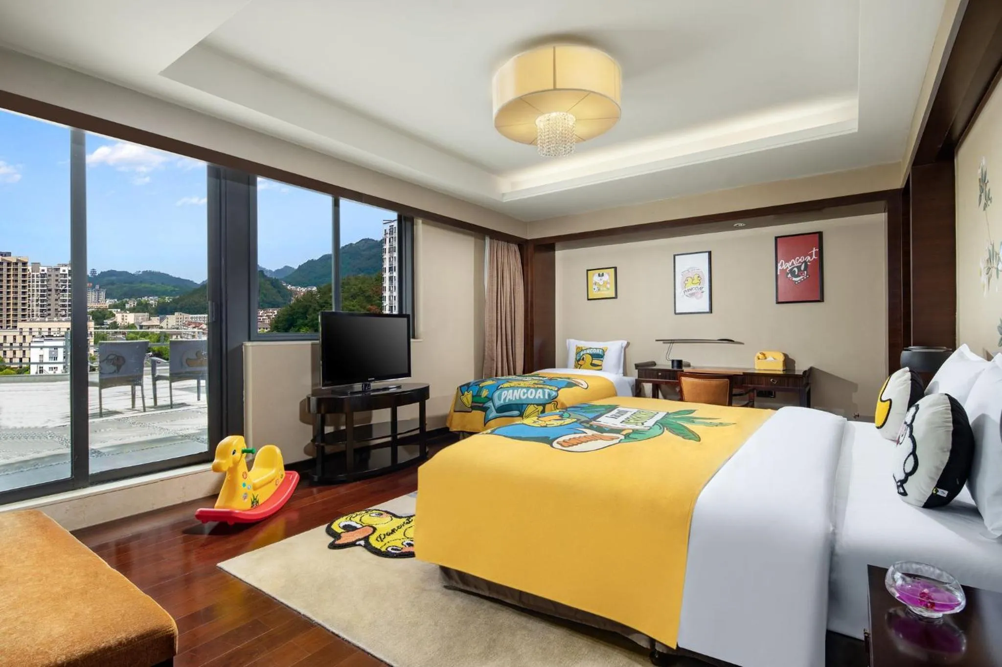 Photo of the whole room, Bed in Crowne Plaza Huangshan Yucheng by IHG