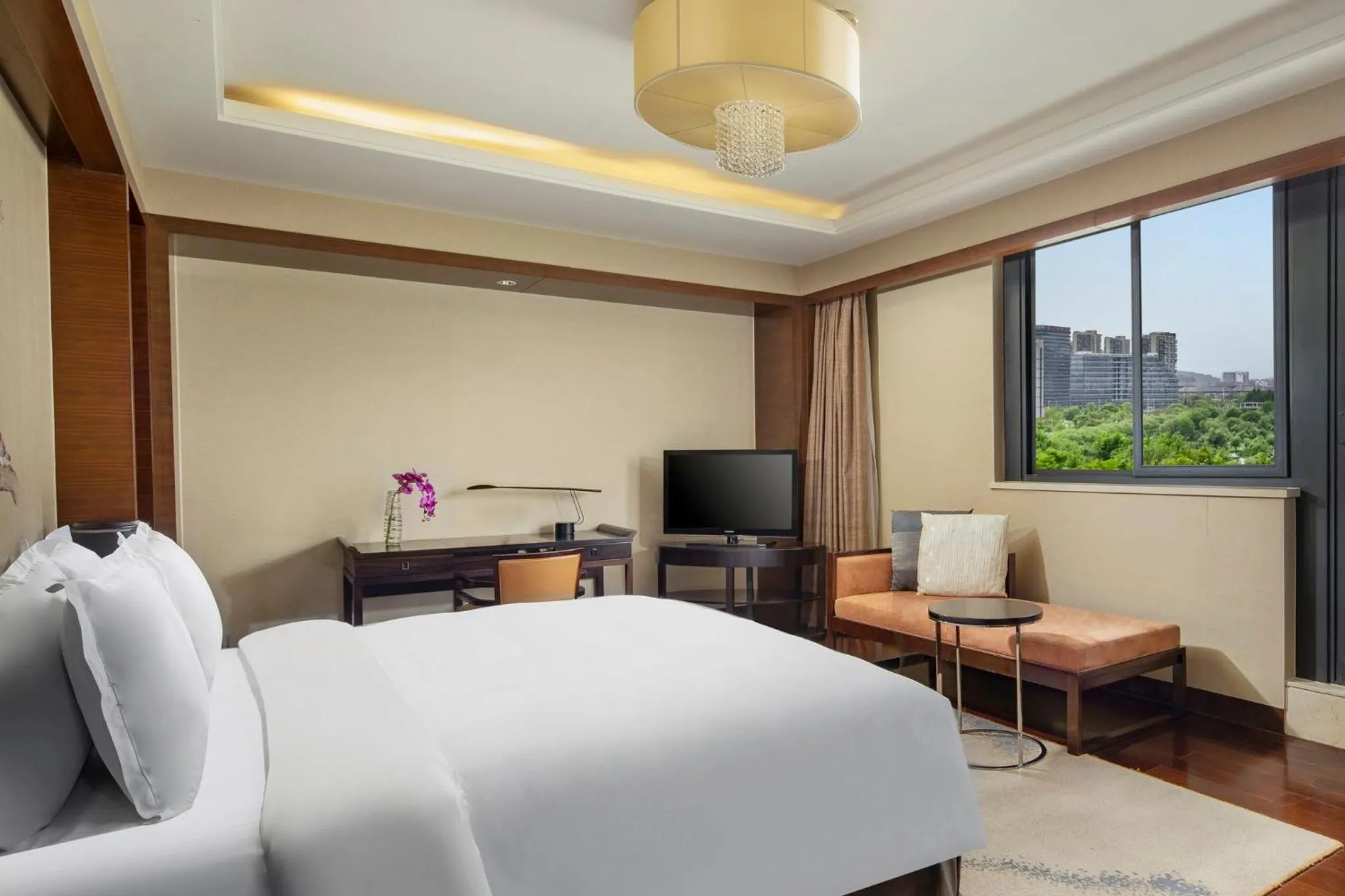 Photo of the whole room, Bed in Crowne Plaza Huangshan Yucheng by IHG