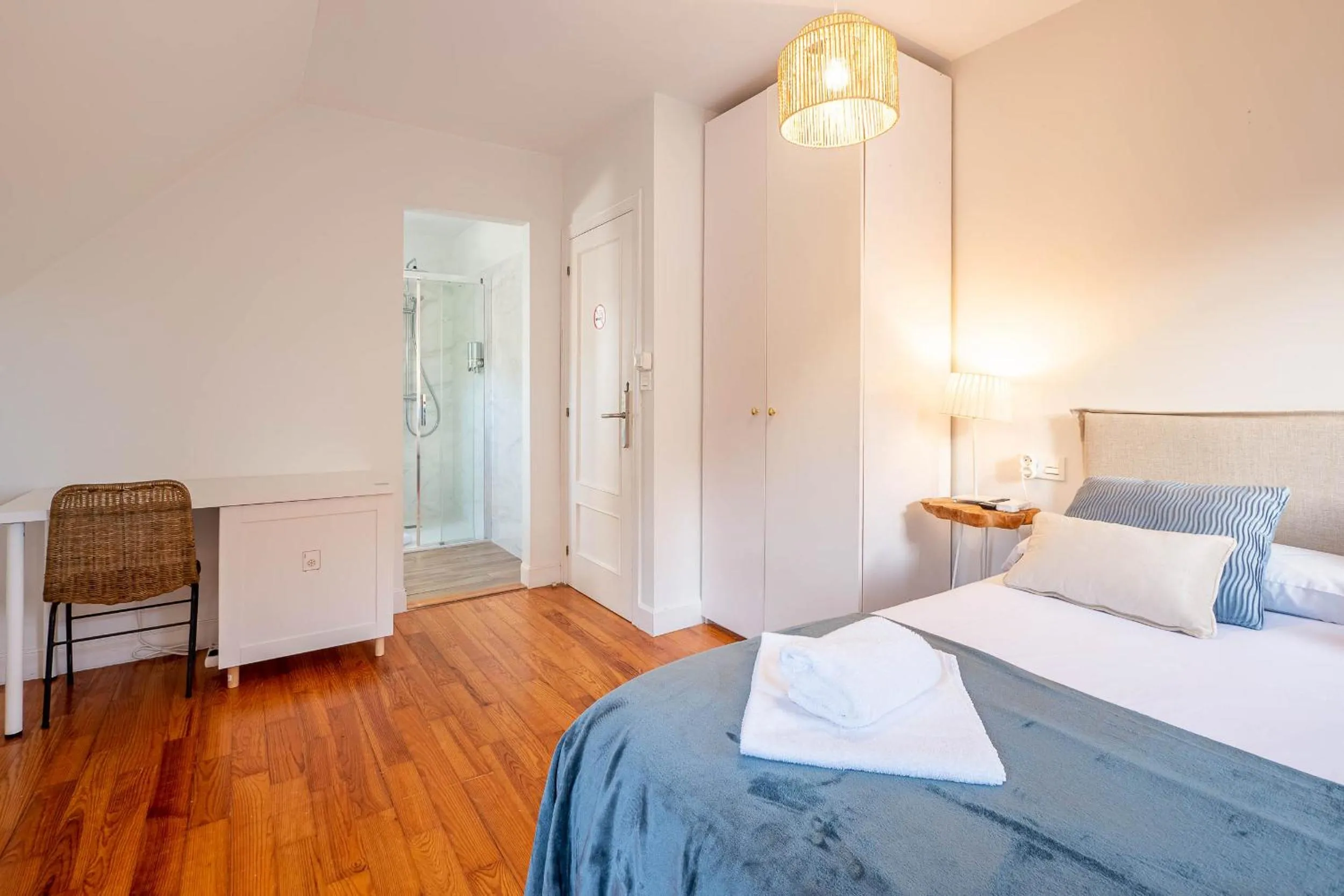 Shower, Bed in Bista Eder Hotel & Lodge