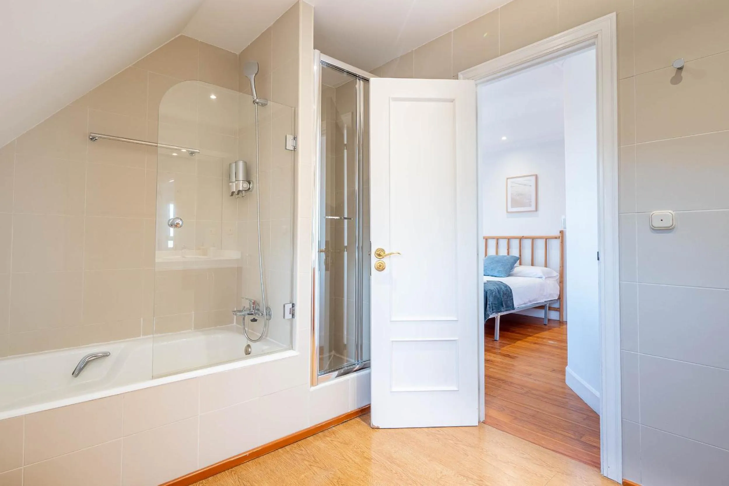 Shower, Bed in Bista Eder Hotel & Lodge