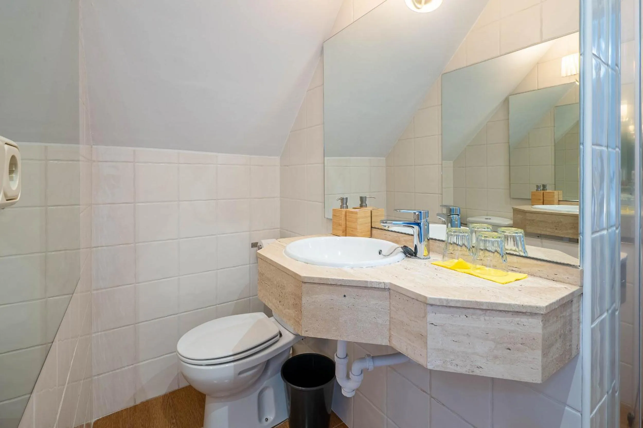 Shower in Bista Eder Hotel & Lodge