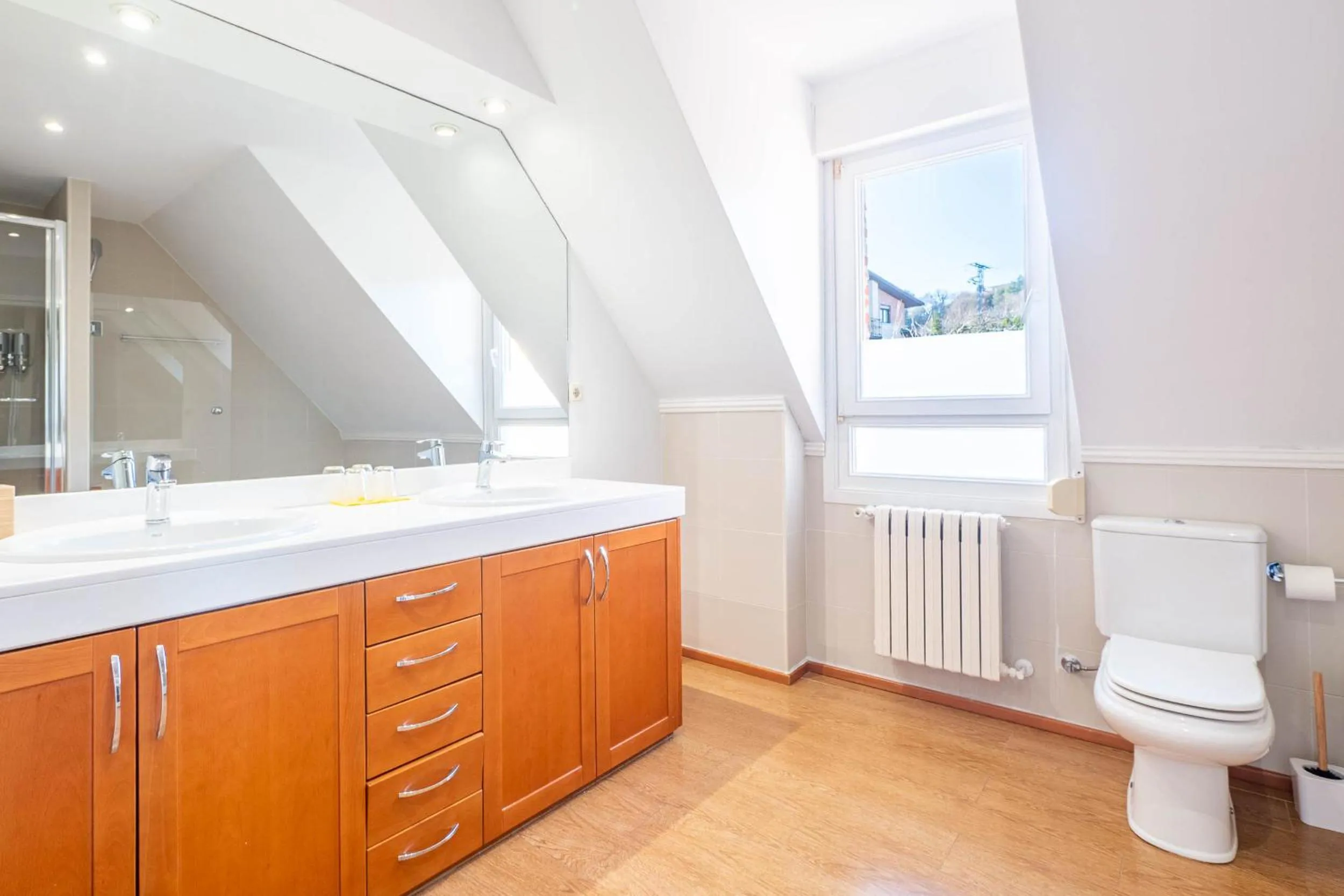 Shower in Bista Eder Hotel & Lodge