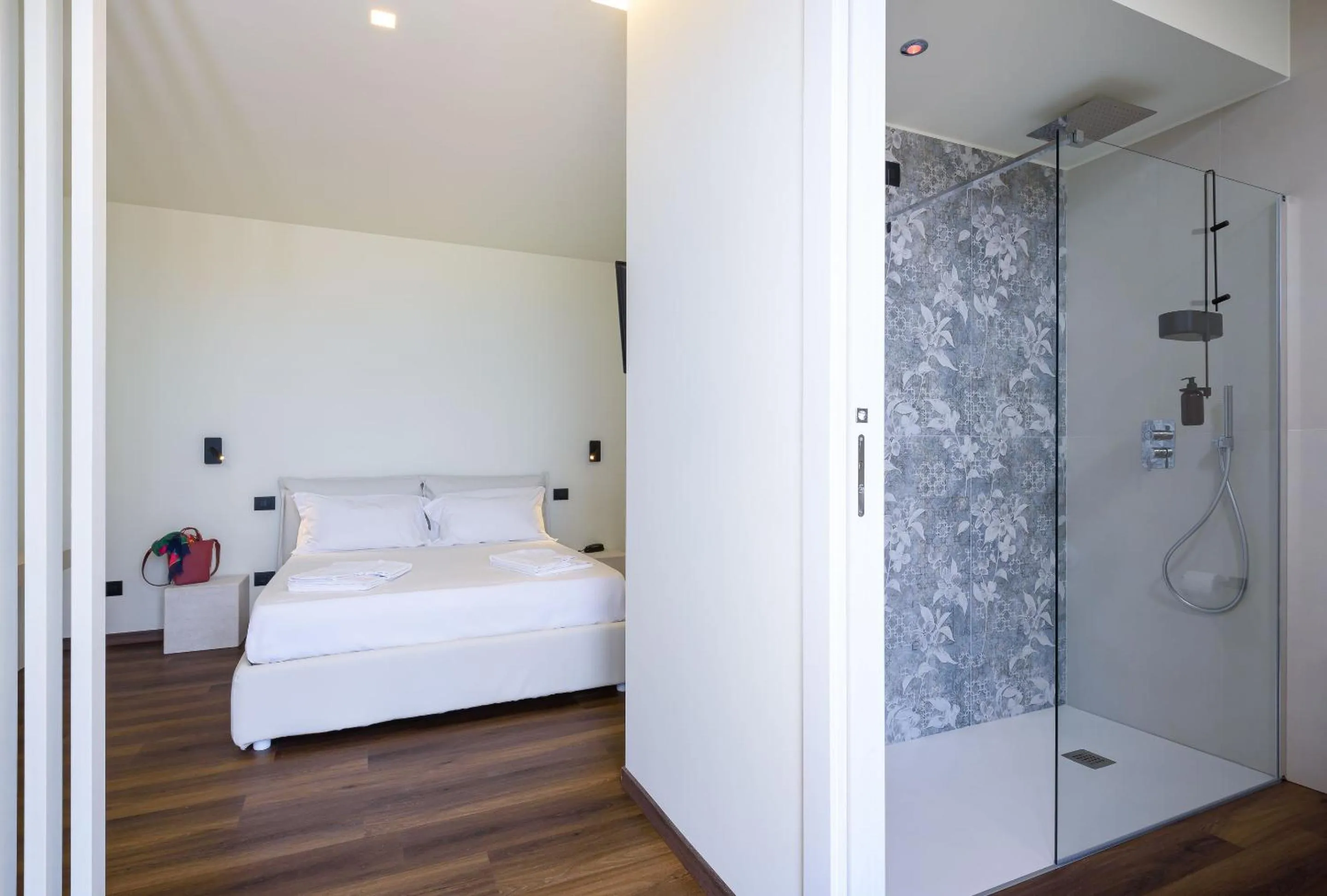 Bathroom, Bed in Albergo Auralba