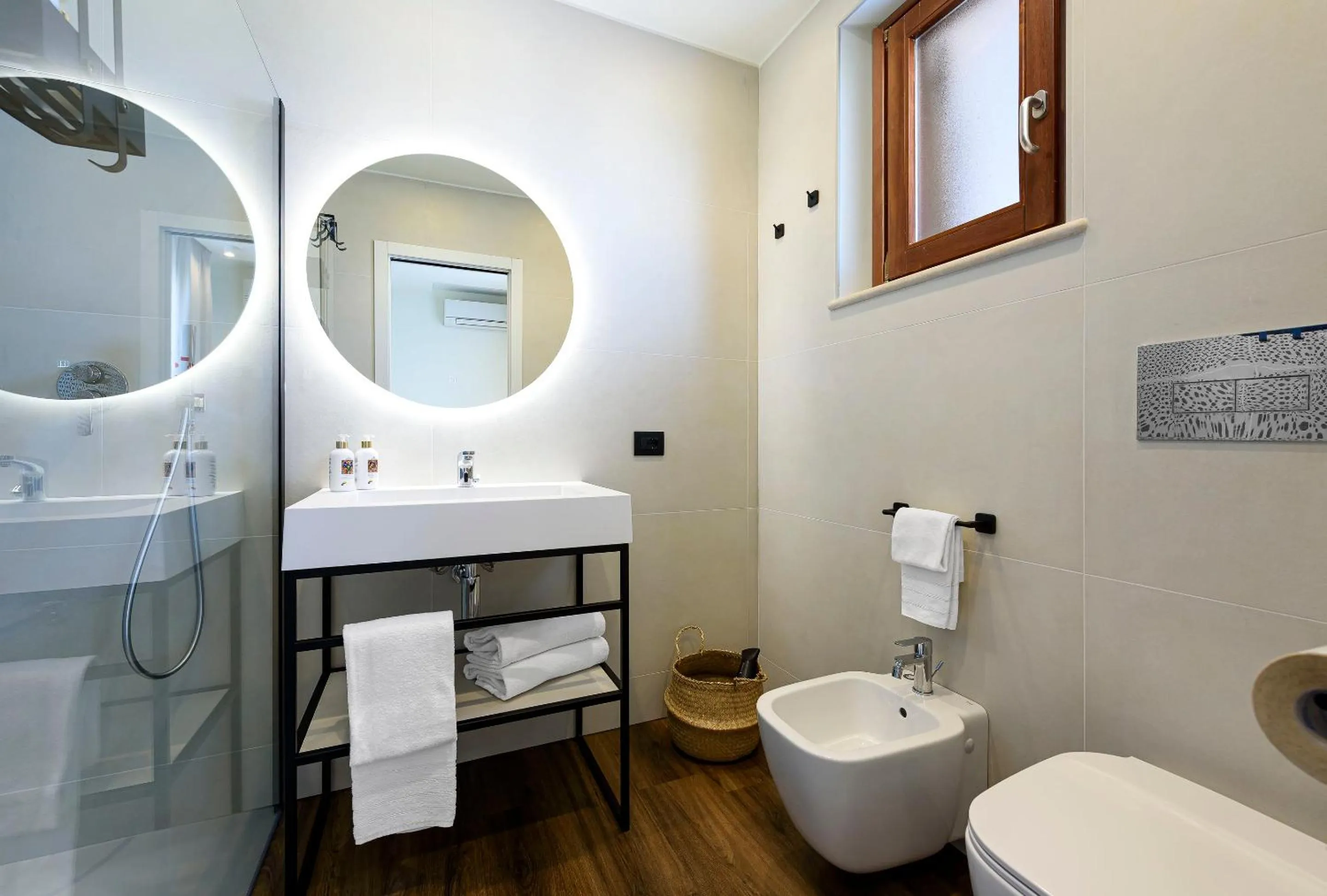 Bathroom in Albergo Auralba